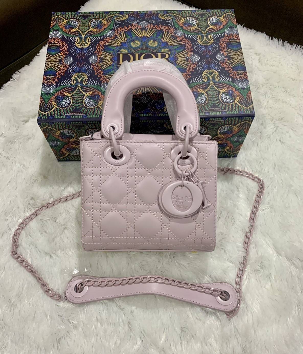 VIP 】MICRO LADY DIOR BAG Cloud ฺBlack & Pink My ABC Cannage Lambskin : VIP GIFT WITH PURCHASE (GWP) พรีเมี่ยมกิ้ฟ Limited Edition จาก DIOR DUTYFREE COUNTER ความสง่างามอีกหนึ่งรุ่นของ Dior รูปทรงสีเหลียม ขนาดกระทัดรัด อะไหล่เข้ากับสีกระเป๋า ตั้งอยู่ทรง ฐาน