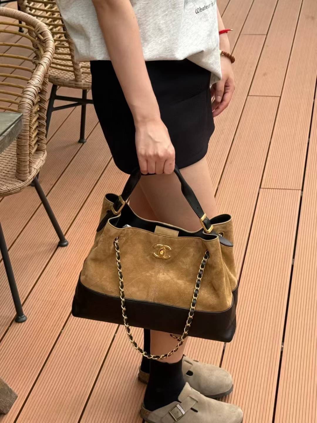 ORI หนังแท้ | CHANEL Shopping Bag 25A Suede Bag กระเป๋าช้อปปิ้งทรงโท้ทหนังกลับสีทูโทน ในคอล Métiers Dart 2024/25 ดีไซน์ใหม่หนังกำมะหยี่โทนน้ำตาล ใช้งานง่าย