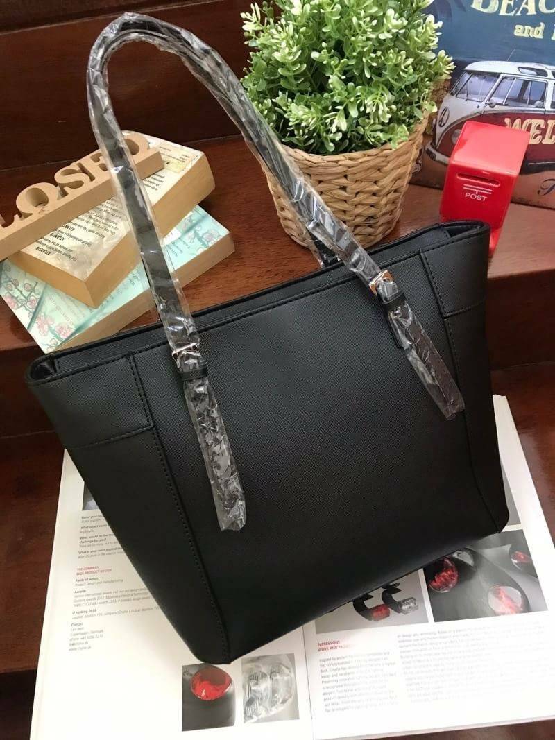 GUESS SHOPPER BAG กระเป๋าถือทรง Tote วัสดุหนังลาย Saffiano สวยอยู่ทรงสไตล์ PRADA ขนาดใหญ่ น้ำหนักเบา ด้านหน้าปั้มโลโก้แบรนด์ ประดับโลหะTAG โลโก้ตัว G อะไหล่เงินที่หูกระเป๋าถอดเเยกใช้ได้ เปิดปิดด้วยซิปเดียวใช้งานง่ายภายในมีsignature ยังมีช่องซิปและช่องเล็ก