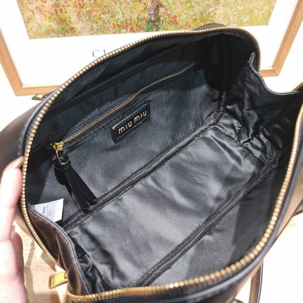 MIU MIU ARCADIE LEATHER BAG M, Geniş 27cm กระเป๋าถือ/สะพายสุดชิค น่ารักๆเก๋ๆ ดีไซน์เรียบแต่มากมีอยู่จริง สวยดูแพง