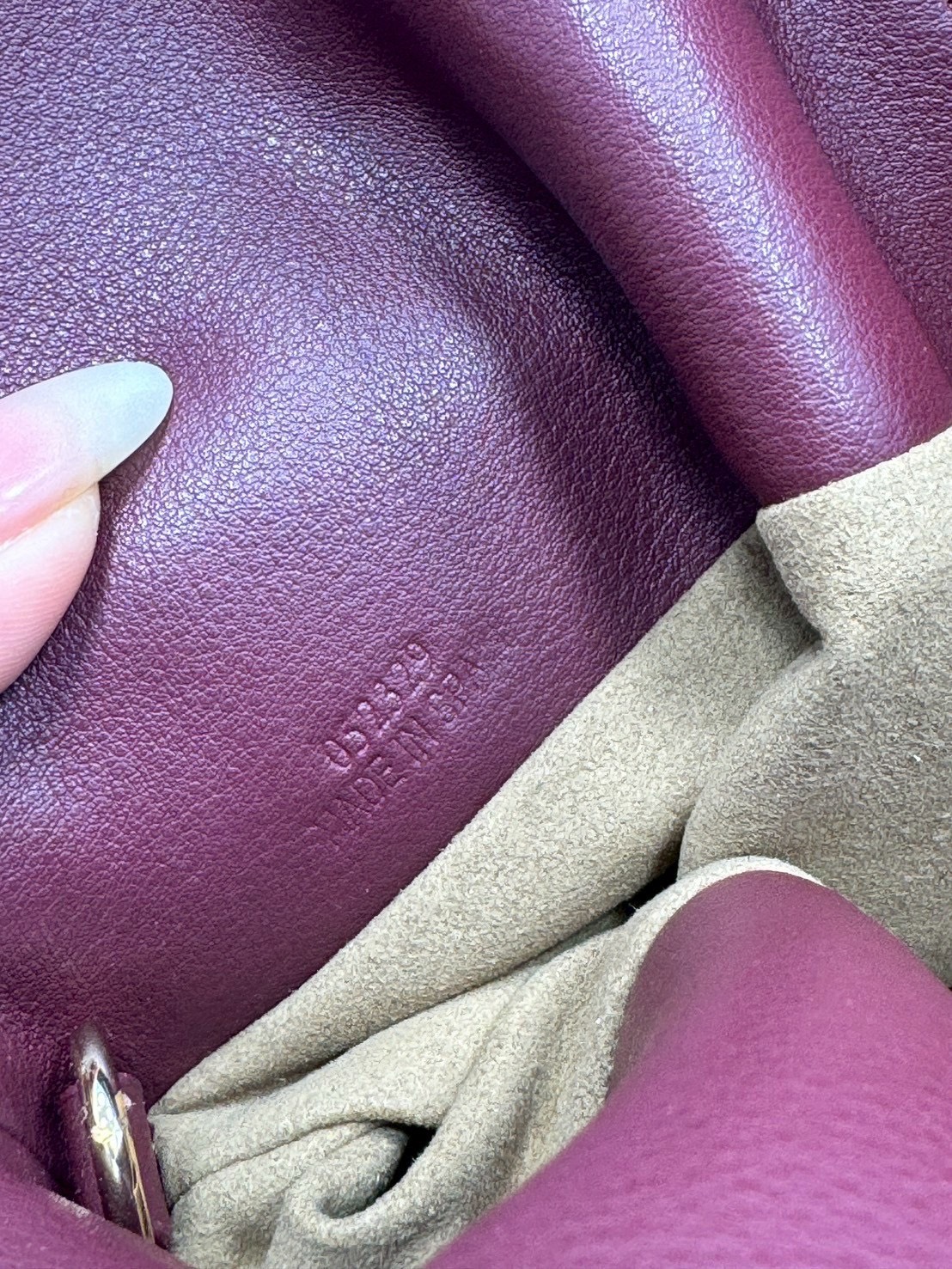 ORI หนังแท้ | Medium Loewe Flamenco clutch in nappa leather 30cm กระเป๋าสะพายทรงคลัชดีไซน์รูดเชือก เรียบหรูดูแพง เรียบง่ายใช้งานสะดวก หนังแนปป้าให้สัมผัสนุ่มสบายผิว มาพร้อมสายสะพายร้อยห่วงหรูหรา