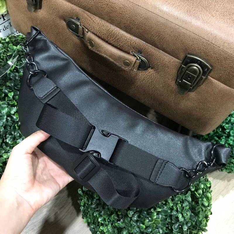 Adidas Waist Bag กระเป๋าสะพายสไตล์สปอร์ตแบบคาดเอวหรือคาดอกดีไซน์สุดฮิตใช้ได้ทั้งชายและหญิง วัสดุไนล่อนเนื้อแมทแบบนิ่มด้านหลังเป็นหนังเรียบ กันน้ำทำความสะอาดง่าย ขนาดกำลังดี น้ำหนักเบา ด้านหน้ามีโลโก้แบรนด์ เปิดปิดด้วยซิปสะดวกใช้ หัวซิปแบรนด์ สายสะพายเลื่อ