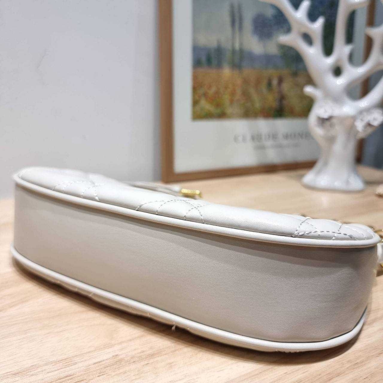 Dior White Supple Macrocannage / CD LOUNGE BAG กระเป๋าสะพายทรงพอช สวยหรู ดีไซน์เรียบ แต่ดูแพง