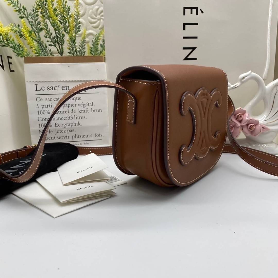 VIP 】CELINE FOLCO CUIR TRIOMPHE in Smooth Calfskin ใหม่ล่าสุดของแบรนด์CELINE ให้ลุคชิคแอนด์ชิล (GWP) พรีเมี่ยมกิ๊ฟ Limited Edition จาก CELINE PERFUME DUTY FREE COUNTER วัสดุหนังแท้ (Calfskin) ขนาดกระทัดรัด น้ำหนักเบา โดดเด่นด้วยดีไซน์โลโก้แบรนด์ที่ด้านหน้