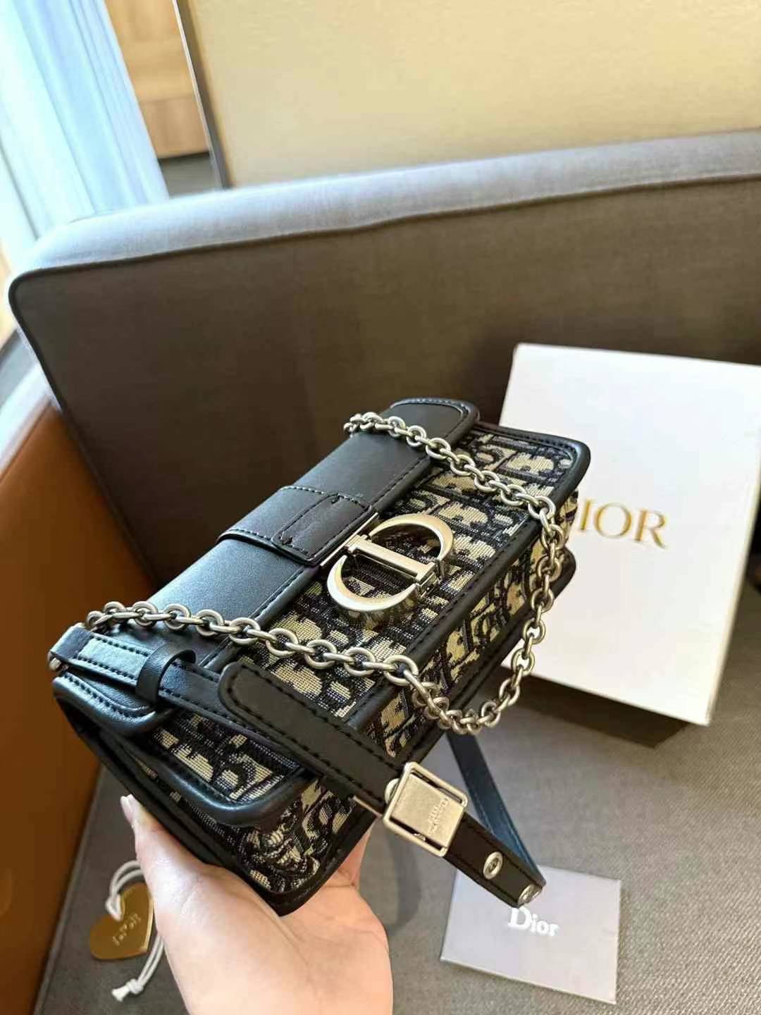 DIOR 30 Montaigne East-West Bag with Chain กระเป๋าสะพายรุ่นใหม่ ฝาพับแบบหนังสวยหรู ขนาดน่ารักสุดฮอต ที่สาวๆต้องไม่พลาด ทรงสวยมีกิมมิคในตัว ดูแพง ดีไซน์ย้อนยุคเป็นเอกลักษณ์