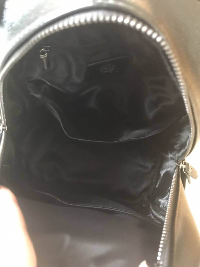 KEEP รุ่น Teena backpack >กระเป๋า หนังเนื้อดี ลายหนังชัด ทนทานคะ >น้ำหนักเบา ดีไซด์ ทันสมัย เข้าได้กับทุกชุด >สายสะพายเป็นหนังอย่างดี ด้านหน้าและด้านข้างประดับหมุด ด้านข้างมีช่องไว้ใส่ของได้ >ภายในตัวกระเป๋ามีช่องเก็บของจุกจิก 2 ด้านเลยคะ >