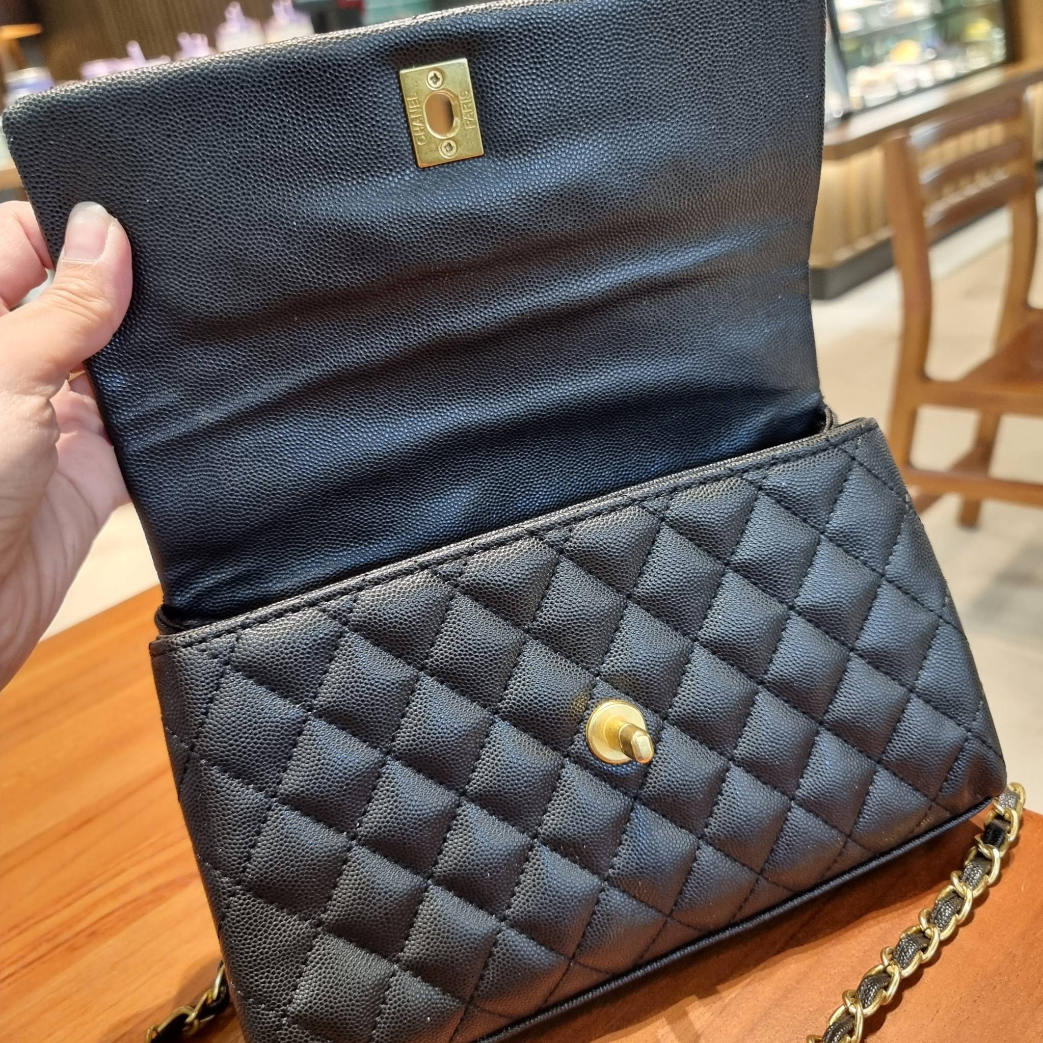 VIP 】รุ่นยอดฮิตตลอดกาล ไซส์กำลังสวย!! จากแบรนด์ Chanel กระเป๋าถือ/สะพาย หนังลายคาเวียร์ โลโก้เด่นชัด เปิด-ปิดกระเป๋าด้วยตัวบิดล็อค อะไหล่สีทองหรู ทรงสวยผู้ดี ภายในกระเป๋ามีช่องโล่งกว้างจุของได้พอสมควร มีช่องซิปแบ่งสัดส่วน ด้านหลังมีช่องเก็บของจุกจิกอีก 1 