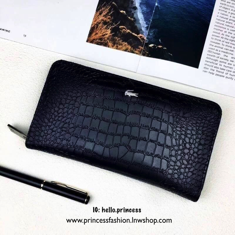 LACOSTE FACTORY LONG WALLET กระเป๋าสตางค์ใบยาวรุ่นใหม่ล่าสุดหนังสวยอยู่ทรงเปิดปิดด้วยซิปรอบด้านหน้ามีโลโก้แบรนด์เรียบหรู ภายในมีโลโก้ ช่องซิป ช่องใส่บัตรหลายช่องใส่มือถือ iphone8 เหรียญ บัตรได้เยอะ ตัวจริงสวยน่าใช้คลาสสิคไม่มีเอ้าท์ ราคาสุดคุ้ม สินค้ามาพร