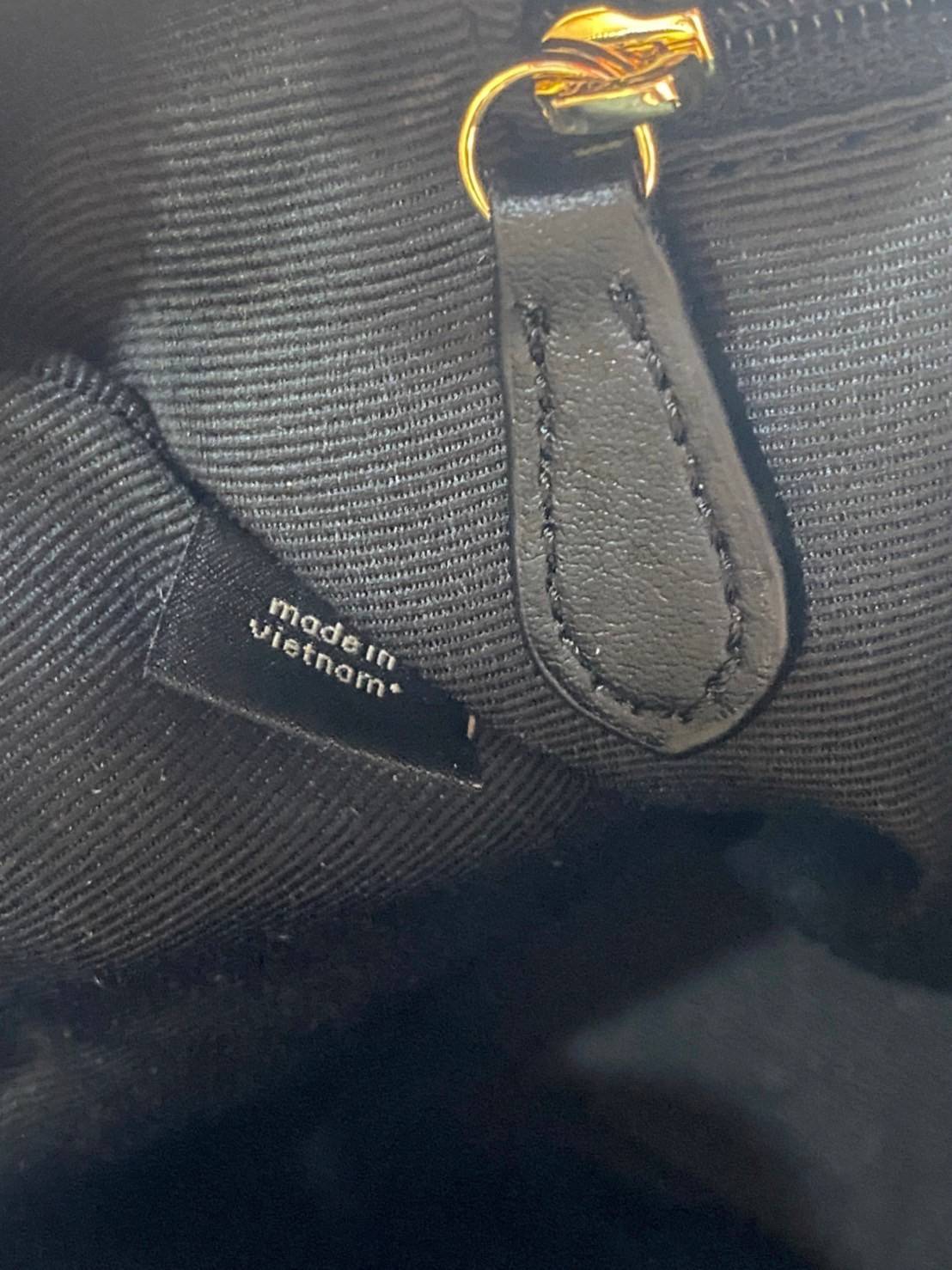 หมอน 9” COACH MINI BENNETT SATCHEL CROSSBODY BAG พร้อมส่ง ทรงฮิตของสาวๆค่ะ!! กระเป๋าถือ//สะพายข้าง จาก coach factory ทรงหมอน วัสดุลายหนังสวย หนังป่องยวบคืนตัวได้ดีมากๆค่ะ ด้านหน้าห้อยพวงแบรนด์ พร้อมมีโลโก้แบรนด์ เปิดปิดกระเป๋าด้วยซิป ภายในกว้าง ใส่กระเป๋า