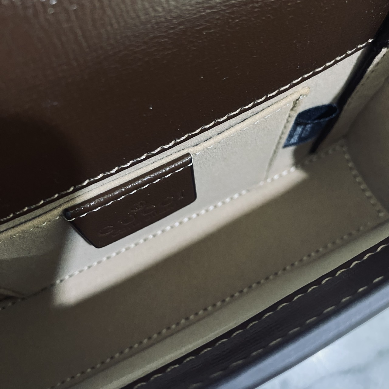 GUCCI Horsebit 1955 Mini Bag กระเป๋าสะพายทรงกล่องสวยอยู่ทรง ใส่โทรศัพท์หรือของใช้เล็กน้อยได้อย่างคล่องตัว แฝงความหรูราคาดีงามจัดมาให้พร้อม box set เป็นใบที่จะหยิบใช้ได้บ่อยๆ ด้วยขนาดกำลังดีใบนี้เอาอยู่เลยค่ะ