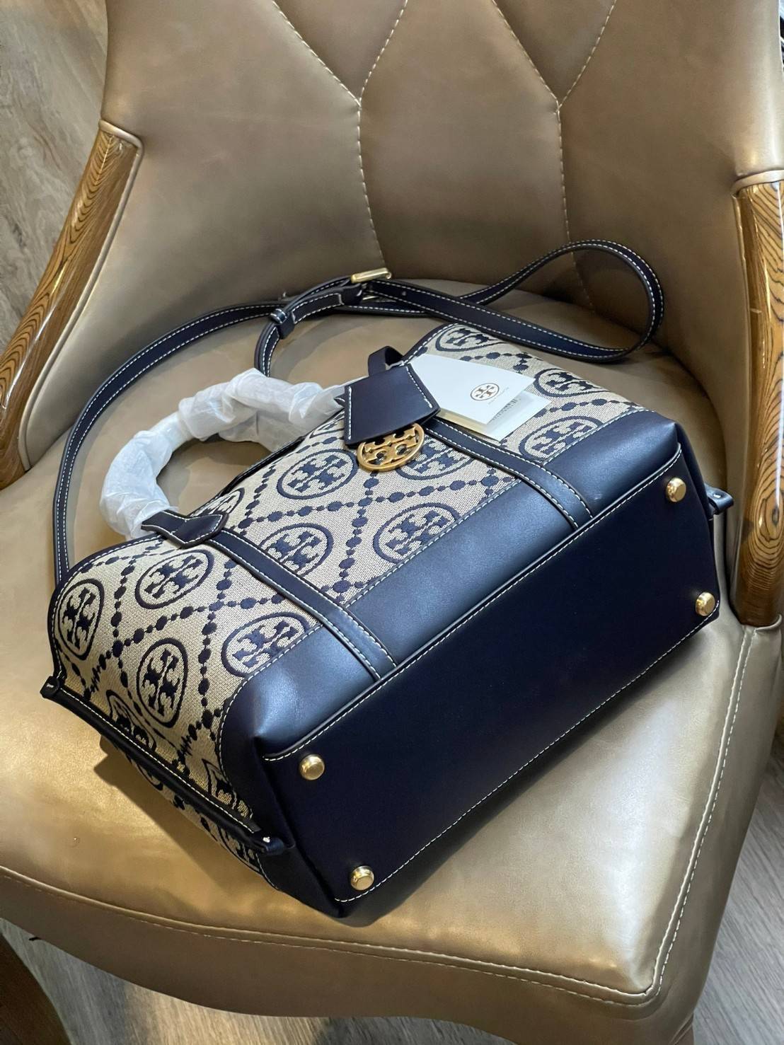 ของแท้ 💯% Tory burch perry monogram jacquard small triple compartment tote ครั้งแรกกับลายโมโนแกรม ที่ได้รับแรงบันดาลใจมาจากโลโก้สุดคลาสสิกในกระเป๋าทรงtote bag T Monogram