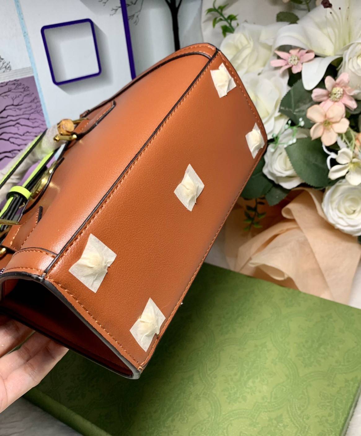 กระเป๋า GUCCI สไตล์งานหูไม้ไผ่ Size mimi รุ่น Gucci Diana Bag กระเป๋าสุดคลาสสิกดีไซน์มาใหม่พร้อมเข็ดขัดหนังสีสะท้อนแสงประดับตรงหูกระเป๋า กระเป๋าทรง tote วัสดุหนังแท้ (calfskin) อะไหล่ทอง ขนาดกำลังดี งานสวยตั้งอยู่ทรง มีสายสะพายยาว 1เส้น สามารถปรับระดับได้