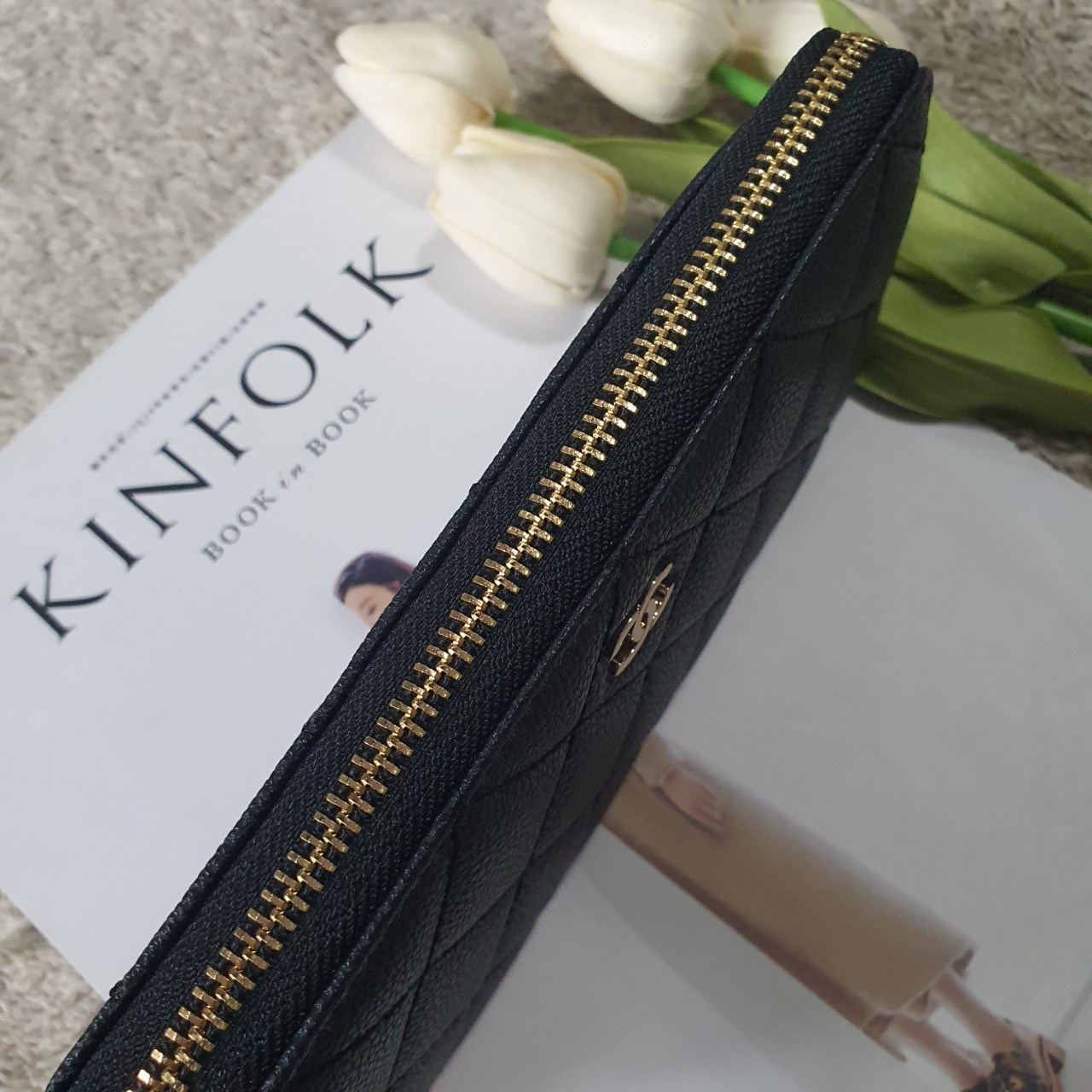 พร้อมส่งรุ่นขายดี! Don't Miss! Chanel Beaute Wallet Complimentary VIP Gift With Purchase (GWP) กระเป๋าสตางค์พรีเมี่ยมกิ๊ฟ จาก Chanel Cosmetic Counter Duty free วัสดุหนังคาเวียร์สวยหรูเปิดปิดด้วยซิปสะดวกใช้ ด้านหน้าประดับโลโก้แบรนด์อะไหล่ทอง ภายในมีช่