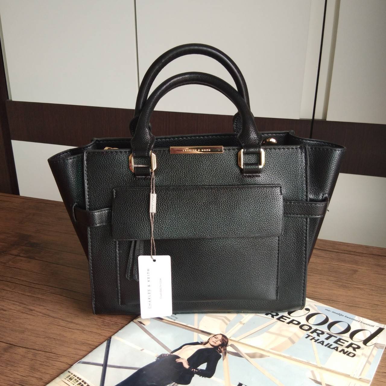 Charles&Keith กระเป๋าถือ ทรงเก๋ ตั้งอยู่ทรงสวย มาพร้อมสายยาวสะพายข้าง เปิด/ปิดกระเป๋าด้วยซิปด้านหน้า ปั้มโลโก้แบรนด์ ภายในมีช่องซิปเล็กและช่องเล็กใส่ของจุกจิก ฐานกระเป๋ามีหมุดรอง ด้านหน้ามีช่องซิปใส่ของ ด้านหลังมีช่องซิปอีก 1 ช่อง รุ่นนี้ใบจริงสวยหรู เหมา