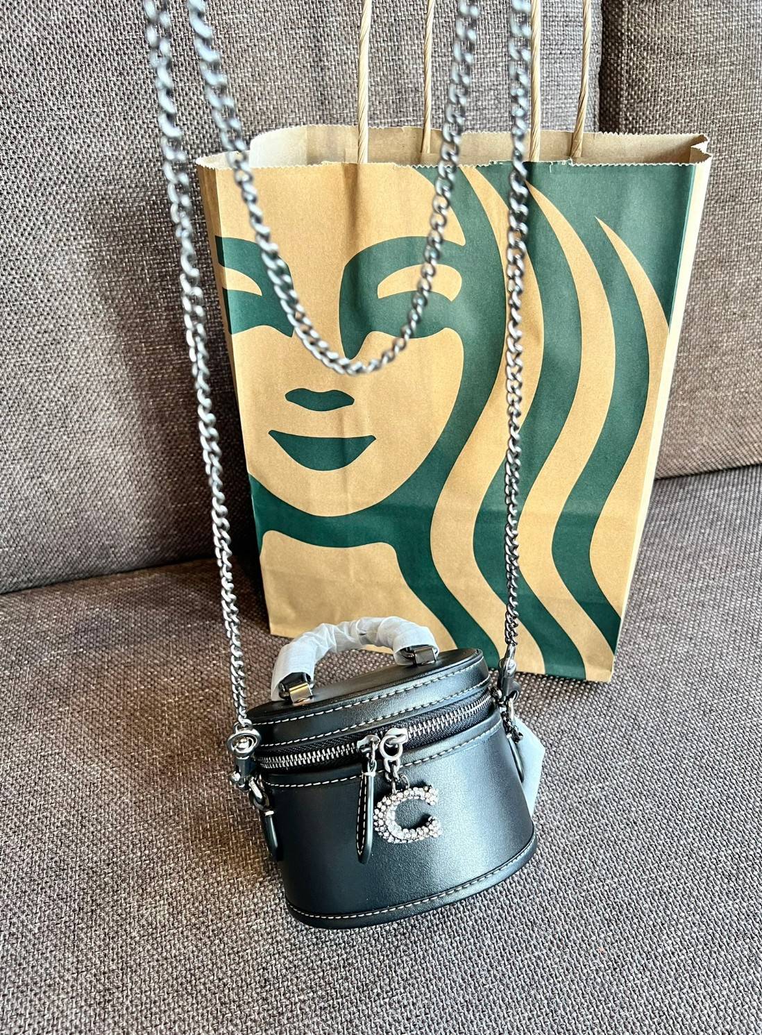 COACH TRAIL CROSSBODY 12 IN SIGNATURE CANVAS CE768 // CE769 มอบเป็นของขวัญปีนี้ รุ่นนี้ต้องเข้าแล้วล่ะคะ พร้อมส่งที่ไทยจำนวนจำกัด! ได้ล๊อตเปิดตัวราคาดีสุดมาค่ะ🎁มอบทันใช้ในช่วงเทศกาลปีใหม่นี้กันค่าา สวยไร้ที่ติ ✔️กระเป๋าใส่ของจำเป็นจุกจิก หน