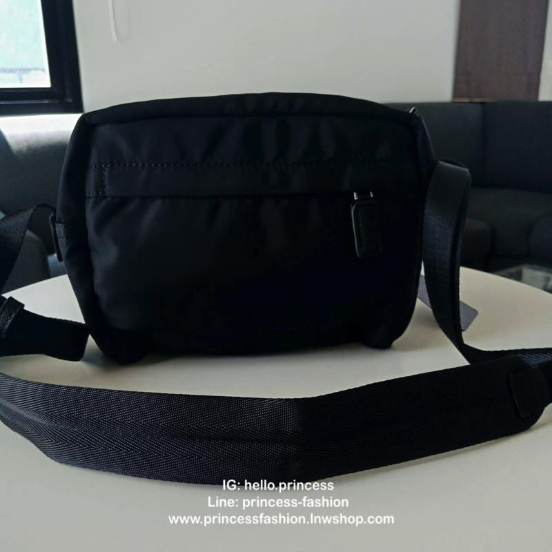 Prada Bag ทรงใหม่มีไว้ไม่ซ้ำใครแน่นอนคะ จะสะพายข้าง หรือ คาดอกก็ได้คะ วัสดุทำจากผ้าNylon กันน้ำ ตัวอะไหล่สีเงิน ขนาดกำลังดี ใส่ของได้เยอะคะ มือถือ กระเป๋าตังใส่ได้ สบายๆคะ ด้านหน้าและด้านหลังมีช่องซิปแยกให้อีกคะ ใช้ได้ทั้งผู้ชายผู้หญิงเลยคะ ด้านข้างกระเป๋