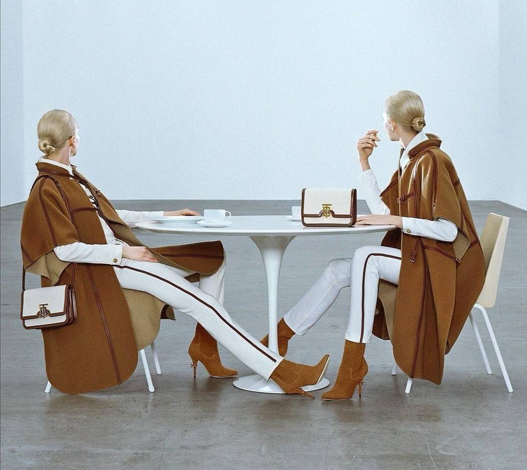 BURBERRY FRAGRANCES CROSSBODY BAG VIP GIFT WITH PURCHASE (GWP) พรีเมี่ยมกิ๊ฟ Limited Edition จากน้ำหอม BURBERRY วัสดุ Canvas & Leather ทรงเหลี่ยมสวยหรูอยู่ทรงมีโลโก้แบรนด์ด้านหน้า