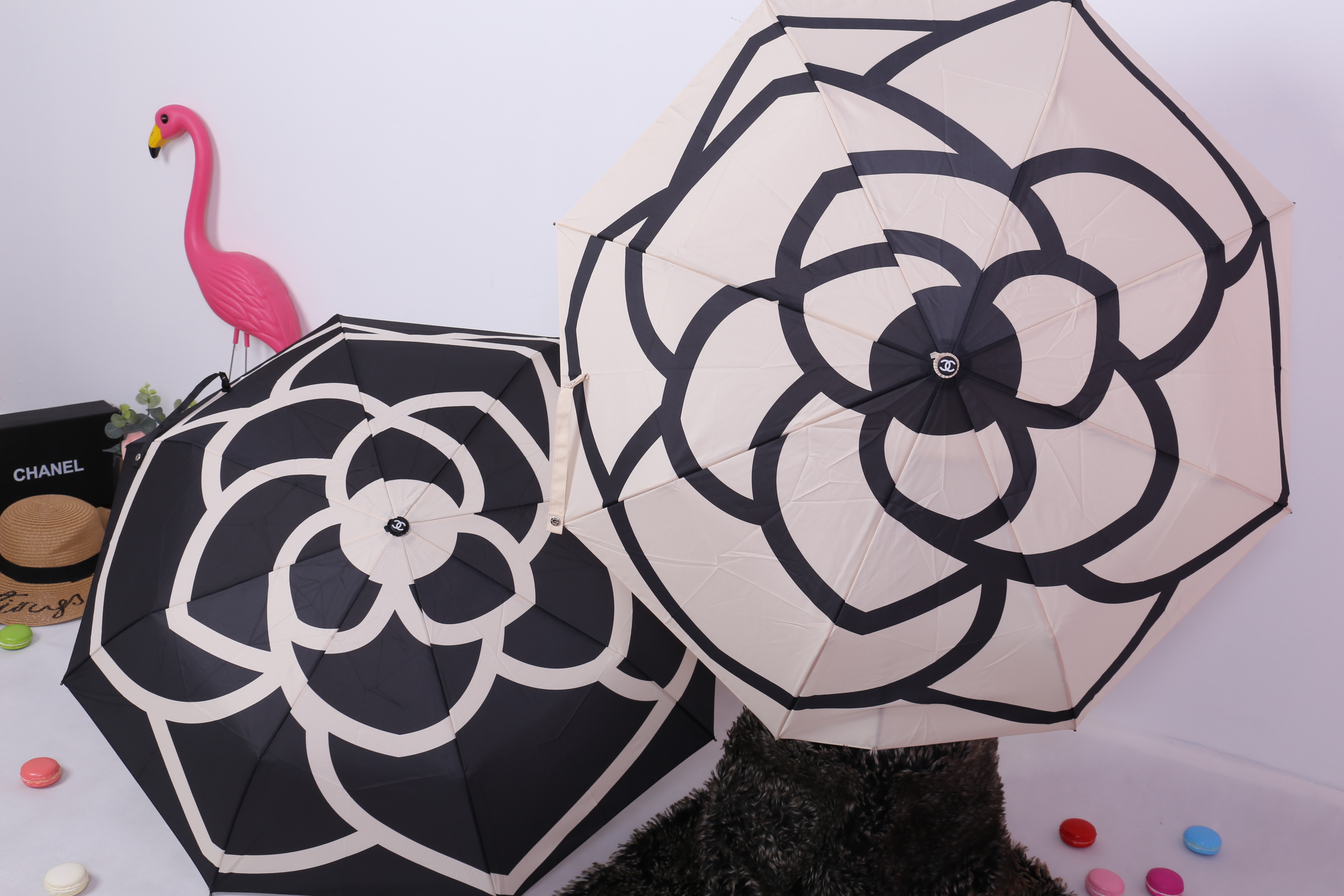 Chanel Umbrella VIP Gift- Black and Beige Camellia With Gift Box Vip Gift Chanel ของแท้ 100% ร่มพับระบบออโต้พรีเมี่ยมจาก Chanel Cosmetic Counter สำหรับกันฝนกันแดด ปกป้องทั้งแดดและฝนพกพาสะดวก ใช้งานง่ายด้วยปุ่มกดออโต้ มาพร้อมปลอกร่ม ภาพถ่ายจากสินค้าจริง สว