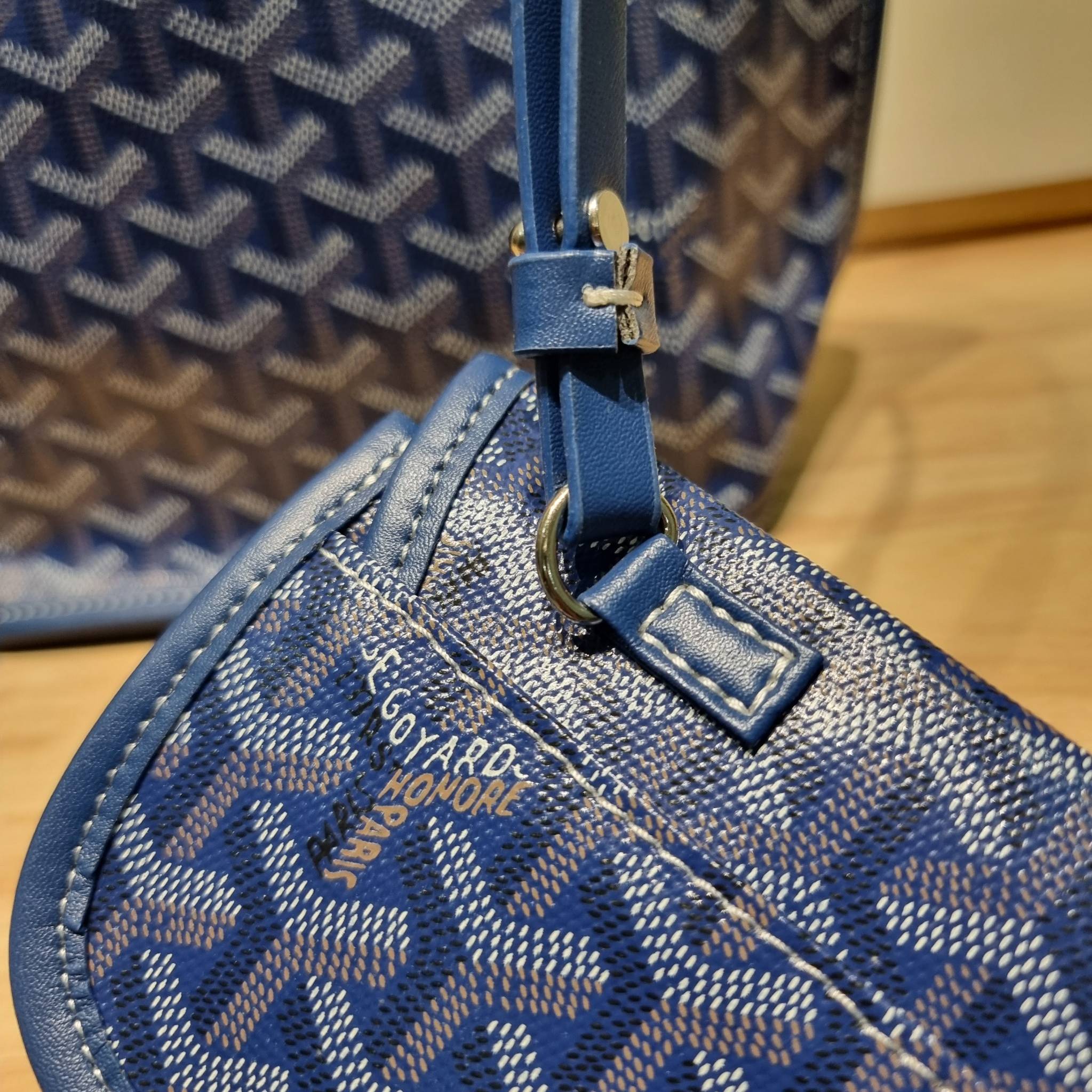 GOYARD MINI ANJOU REVERSIBLE TOTE ฮอตไอเท็ม กับกระเป๋าสะพายทรงโท้ท ไซส์มินิ กะทัดรัดมาก มาครบสีขายดี เลิศทุกสี รูปทรงคลาสสิค ดีไซน์เป็นเอกลักษณ์ ใช้งานได้หลากหลาย สามารถกลับด้านใช้ได้แบบไม่มีเบื่อ