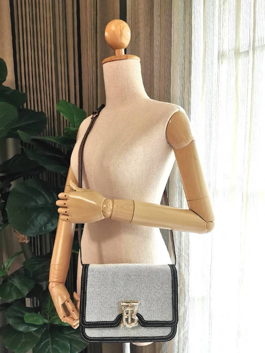 BURBERRY FRAGRANCES CROSSBODY BAG VIP GIFT WITH PURCHASE (GWP) พรีเมี่ยมกิ๊ฟรุ่นใหม่ล่าสุด Limited Edition วัสดุ Canvas & Leather ทรงเหลี่ยมสวยหรูอยู่ทรงโลโก้แบรนด์ด้านหน้าเปิดปิดด้วยฝาปิดสัญลักษณ์รูปตัวBภายในมีช่องแบ่งเป็นสัดส่วนใส่มือถือของจุกจิกได้ สาย