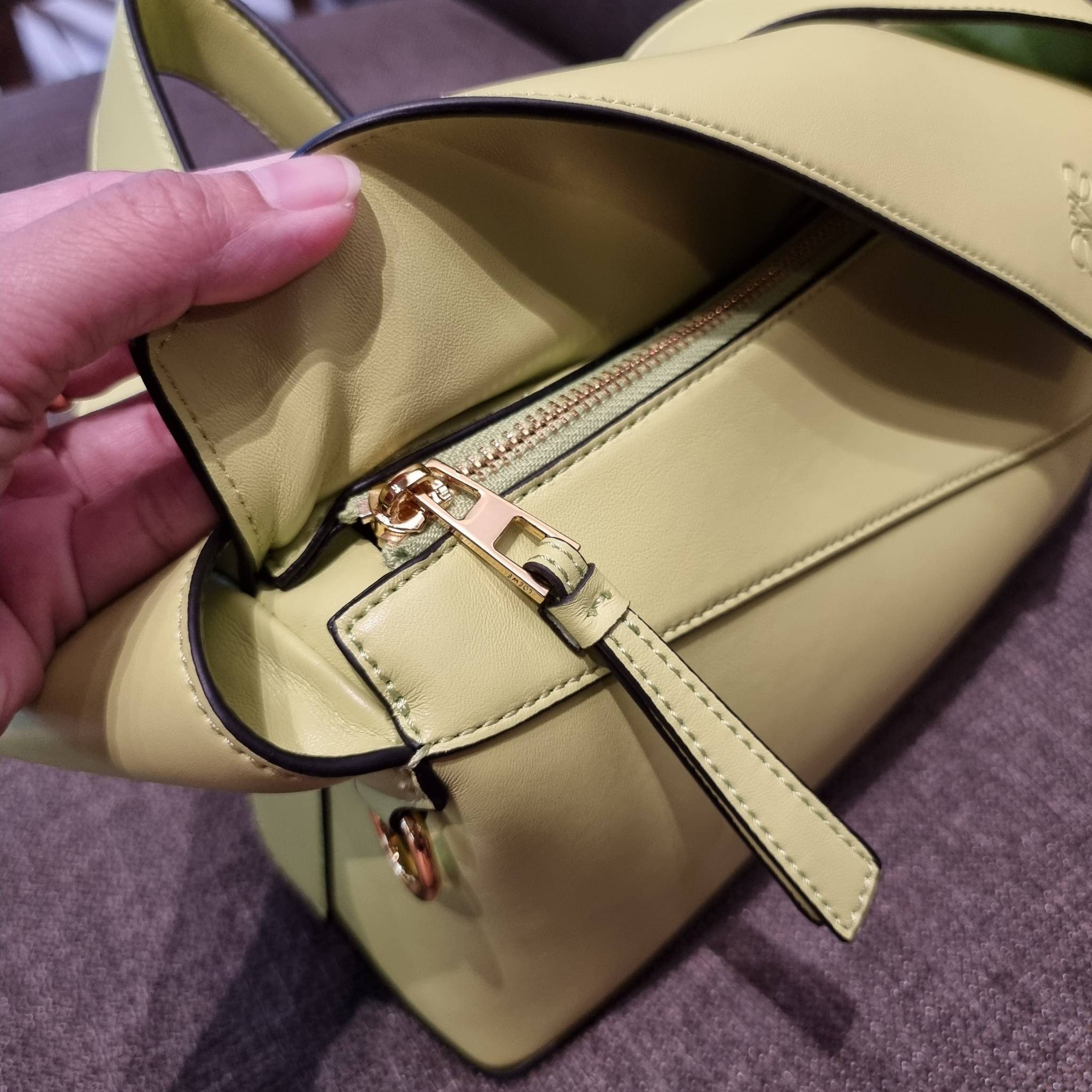 LOEWE PUZZLE HOBO BAG ใหม่ล่าสุด กับแบรนด์ที่มีดีไซน์โดดเด่นเป็นเอกลักษณ์ สวยหรูทุกรุ่นจริงๆ!! กระเป๋าสะพายโฮโบ ทรงสวย สไตล์พัซเซิลคลาสสิค วัสดุหนังวัวฟอกสี นิ่มมือ ฟินมาก!! เปิดใช้งานด้วยซิป ที่ภายในโล่งกว้าง ใส่ของสำคัญได้ครบไม่มีพลาด แบบสบายๆ มาพร้อมสา