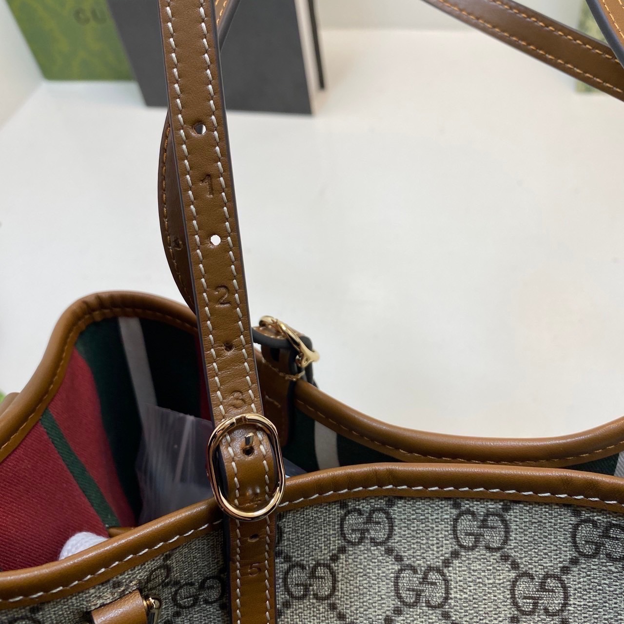 Top ORI หนังแท้ | GUCCI GG Emblem medium tote bag 30cm / GUCCI Tote Bag กระเป๋าสะพายทรงโท้ท คอลเล็กชั่นใหม่ตีความประวัติศาสตร์แห่งความสง่างามและงานฝีมือของแบรนด์ขึ้นใหม่