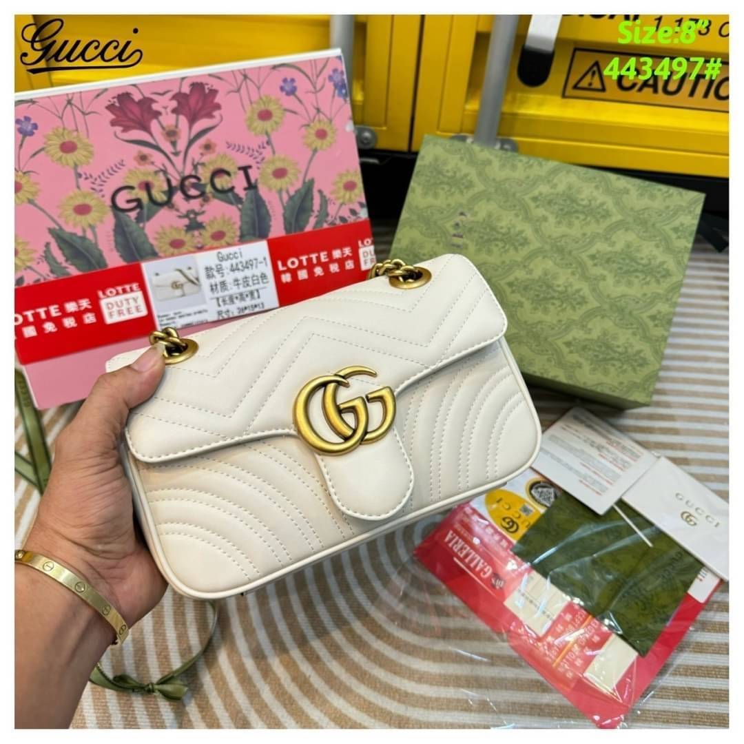 GUCCI GG Marmont shoulder bag กระเป๋าสะพายข้างรุ่นคลาสสิค สะพายขับผิว ดูแพง อัพลุคได้สบายๆ เปิด-ปิดด้วยตัวกดล็อคแน่นหนา ด้านหลังดีไซน์รูปหัวใจ
