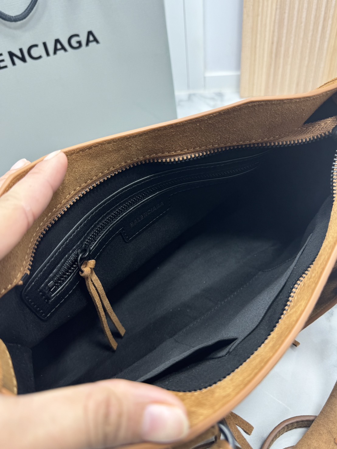 ORI หนังแท้ | Balenciaga Le City suede bag 30cm กระเป๋าถือ/สะพายข้างดีไซน์โดดเด่นสวยเท่ล้ำสมัย ใหม่ล่าสุดงานหนังกลับที่สุดแห่งความไอคอนิกไม่เหมือนใคร มีกิมมิคและลูกเล่นแพรวพราว