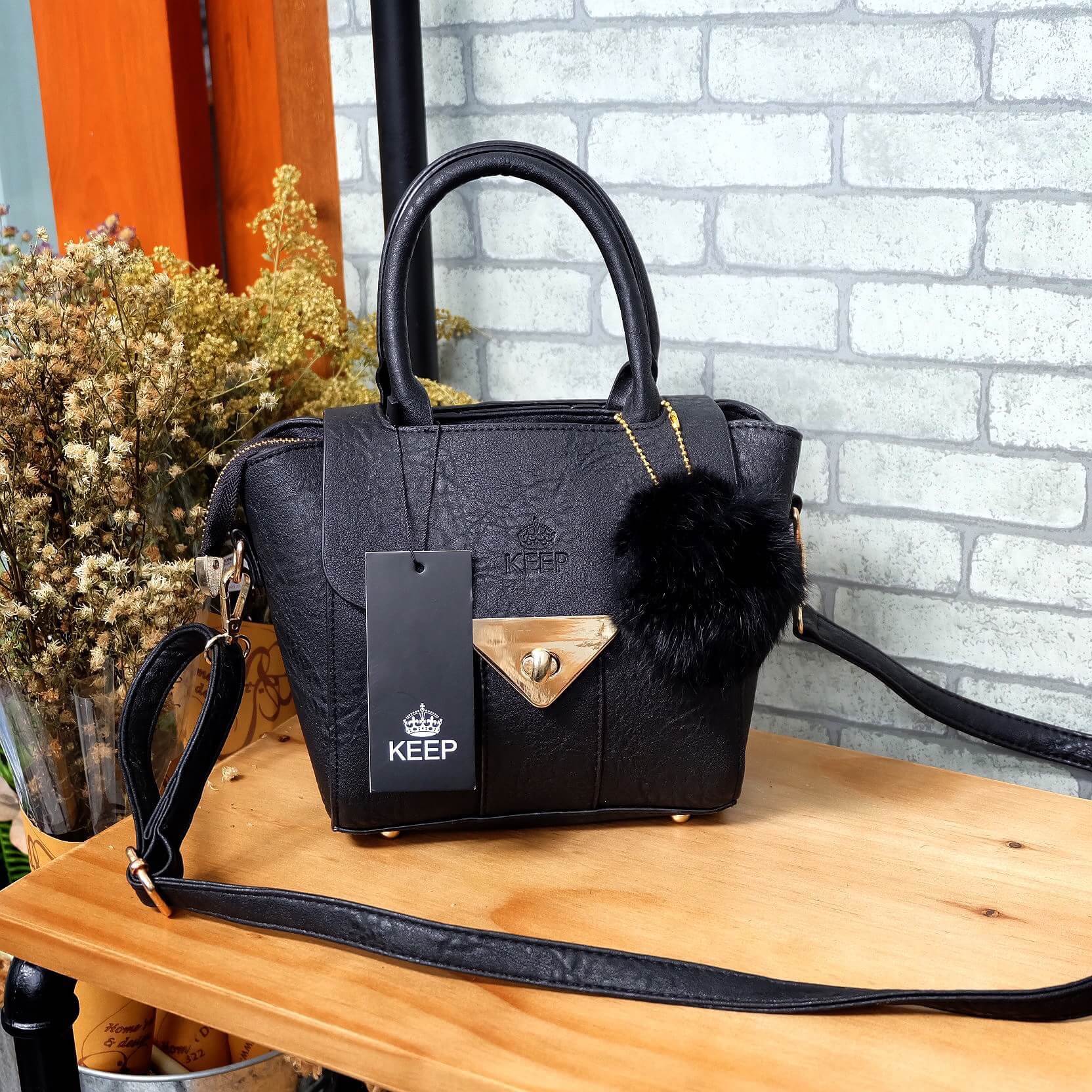 New arrival ! จากแบรนด์ KEEP #จุดเด่นที่ >ลายหนังสวยชัด >เนื้อ matte ถือสะพายเข้าง่ายกับทุกชุด >ขนากกระเป๋ามินิ กะทัดรัด คะ ใส่ กปต ยาว มือถือได้ > มีช่องย่อยแบ่งเก็บของด้านใน เป็นสัดส่วน >ก้นมีหมุดรองหนัง >มีสายยาวสะพายได้ ปรับ free siz