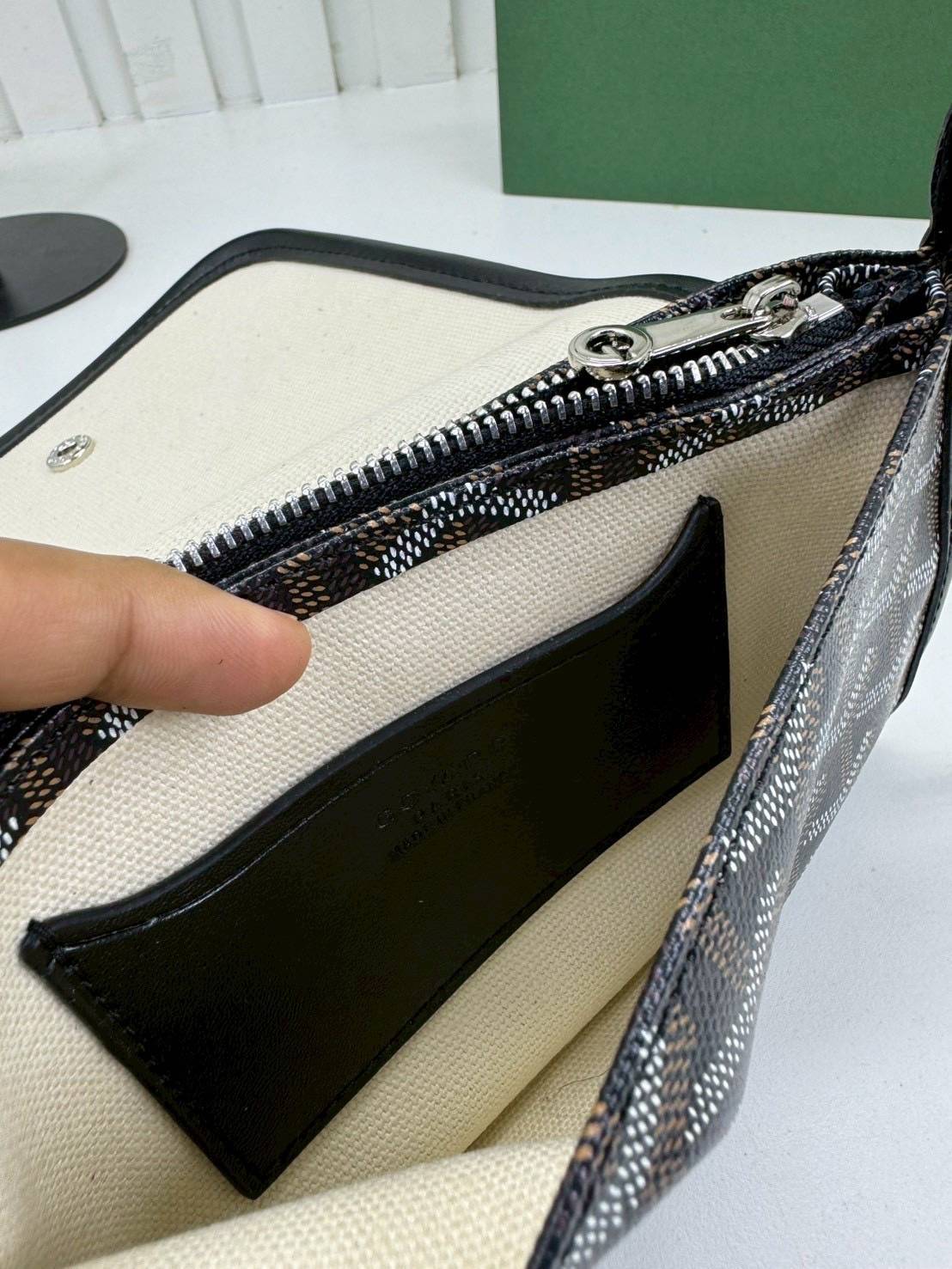 10 สี ORI หนังแท้ | GOYARD Plumet pouch-wallet กระเป๋าสะพายใบเล็กกะทัดรัด ดีไซน์กระเป๋าสตางค์ Plumet ดีไซน์มาพร้อมช่องใส่เหรียญ ธนบัตร และบัตรต่างๆ สามารถสะพายไหล่เป็นกระเป๋าสะพายข้างได้เหมือนกระเป๋าใบเล็ก