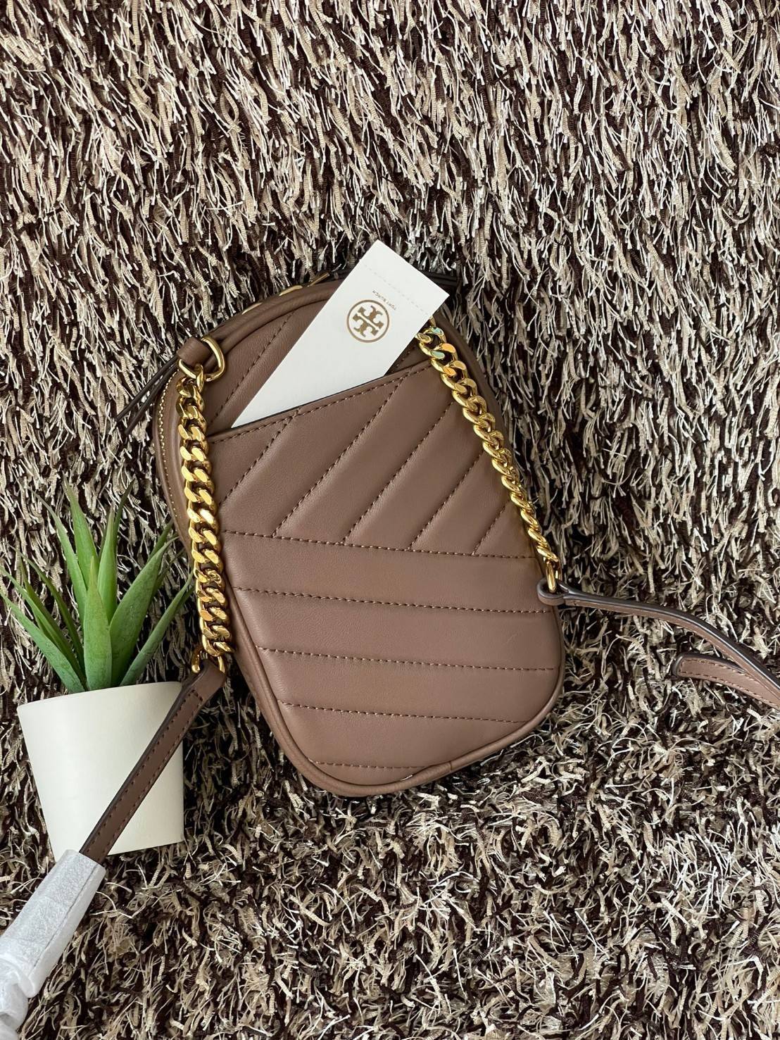 Tory burch kira chevron n/s crossbody bag กระเป๋าสำหรับใส่มือถือหรือของจุกจิกต่างๆ ได้กลายมาเป็นแฟชั่นสุดร้อนแรงแห่งปี คอลเลคชั่นนี้ออกมาเพื่อเอาใจสาวๆโดยเฉพาะ สีสันสุภาพเพื่อให้แมทช์กับสีสันของเสื้อผ้า ได้ง่าย ภายในยังสามารถแบ่งสันปันส่วนไว้สำหรับใส่บัตร