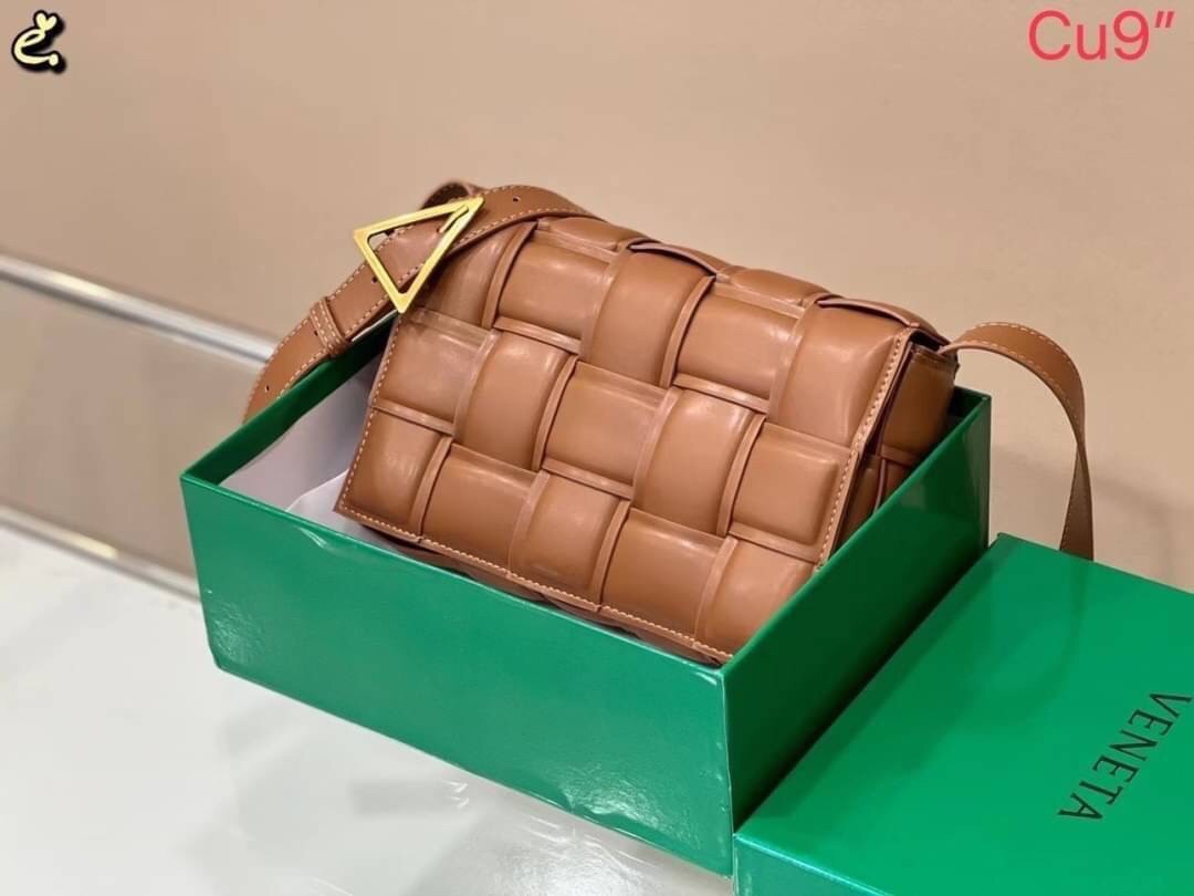BOTTEGA VENETA PADDED CASSETTE BAG สร้างสรรค์ให้ไอเท็มนี้ดูหรู ดูแพง ใบจริงสวยมาก ใช้ได้ทั้งชายหญิง มาจำนวนจำกัด รีบตำกันน้า ไม่อยากให้พลาดเลยจ้า