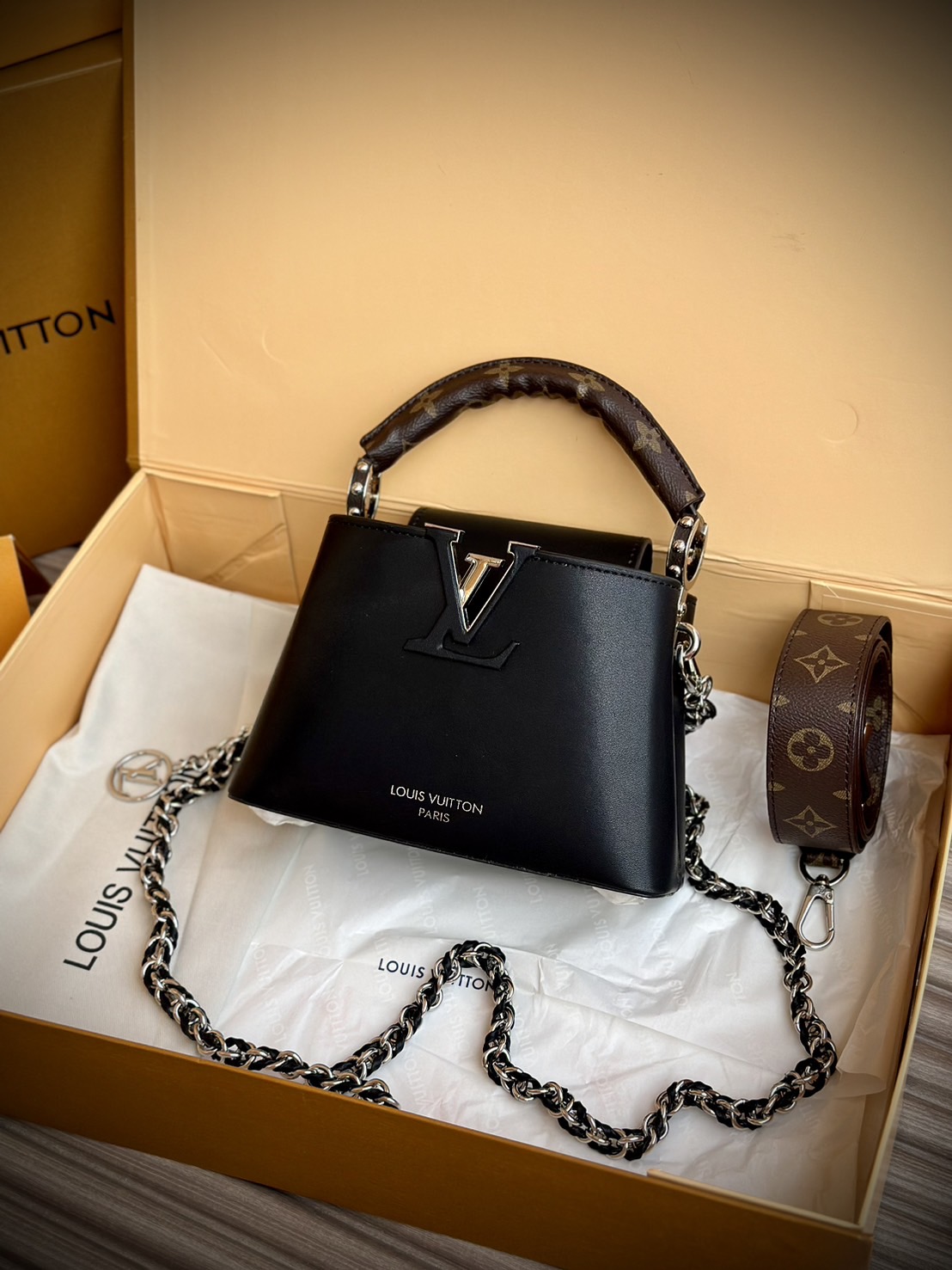 LV Capucines East-West Mini Bag กระเป๋าถือสุดหรู ดีไซน์สวยสีดำคลาสสิค ไซส์มินิดีงามม้ากกกก!! มาพร้อมหูจับในตัว ด้วยรูปทรงวินเทจ ทำให้ไอเท็มนี้สะกดทุกสายตาจริงๆ
