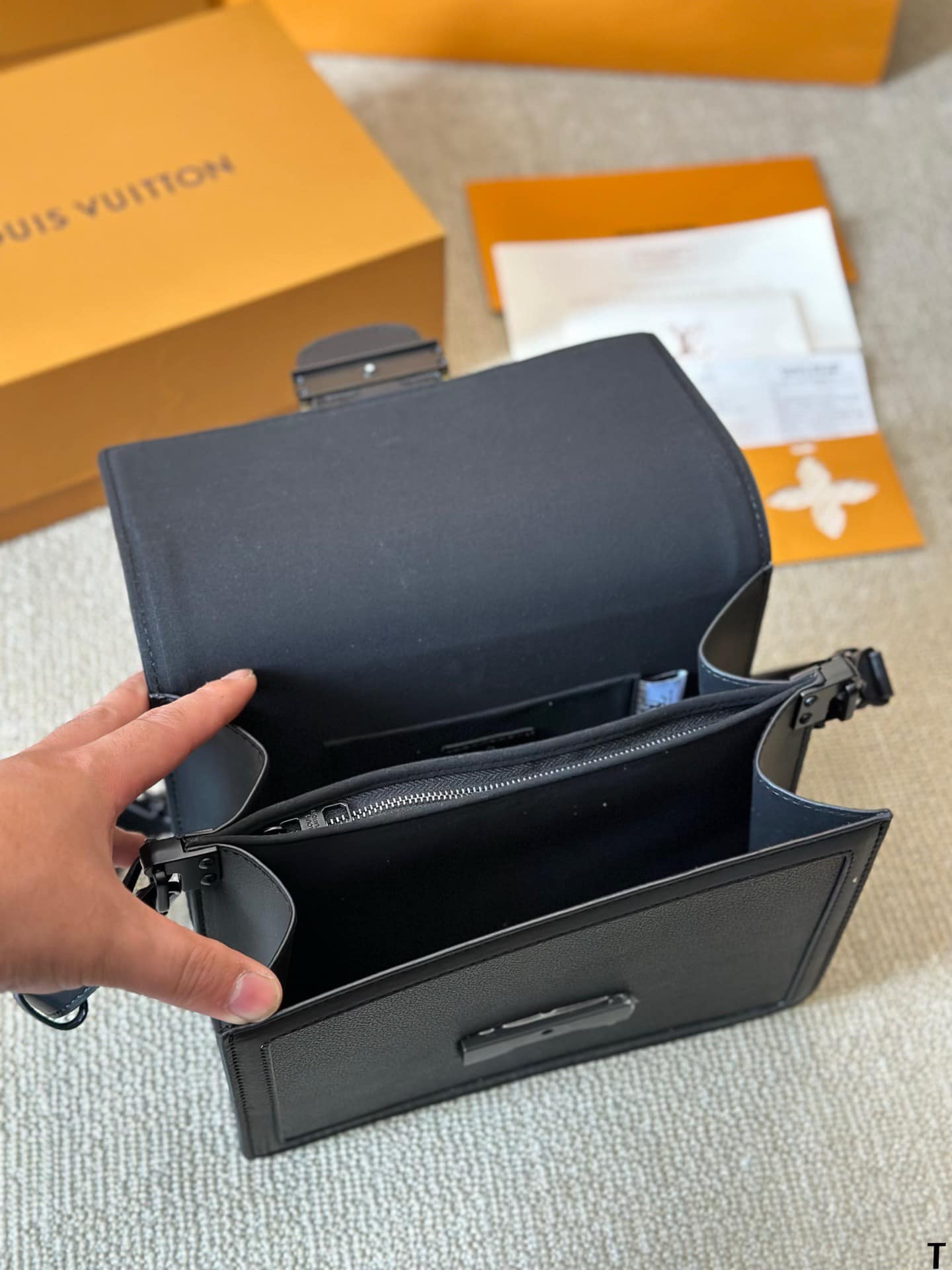 LV Dauphine MM Monochrome Black กระเป๋าสะพายทรงคลาสสิคลุคคุณหนูคุณนาย ยกระดับหนังแมตต์โทนสีดำโมโนโครมจากคอลเลคชั่น Black Out ดีไซน์ตัวล็อก LV สวยหรูเป็นเอกลักษณ์