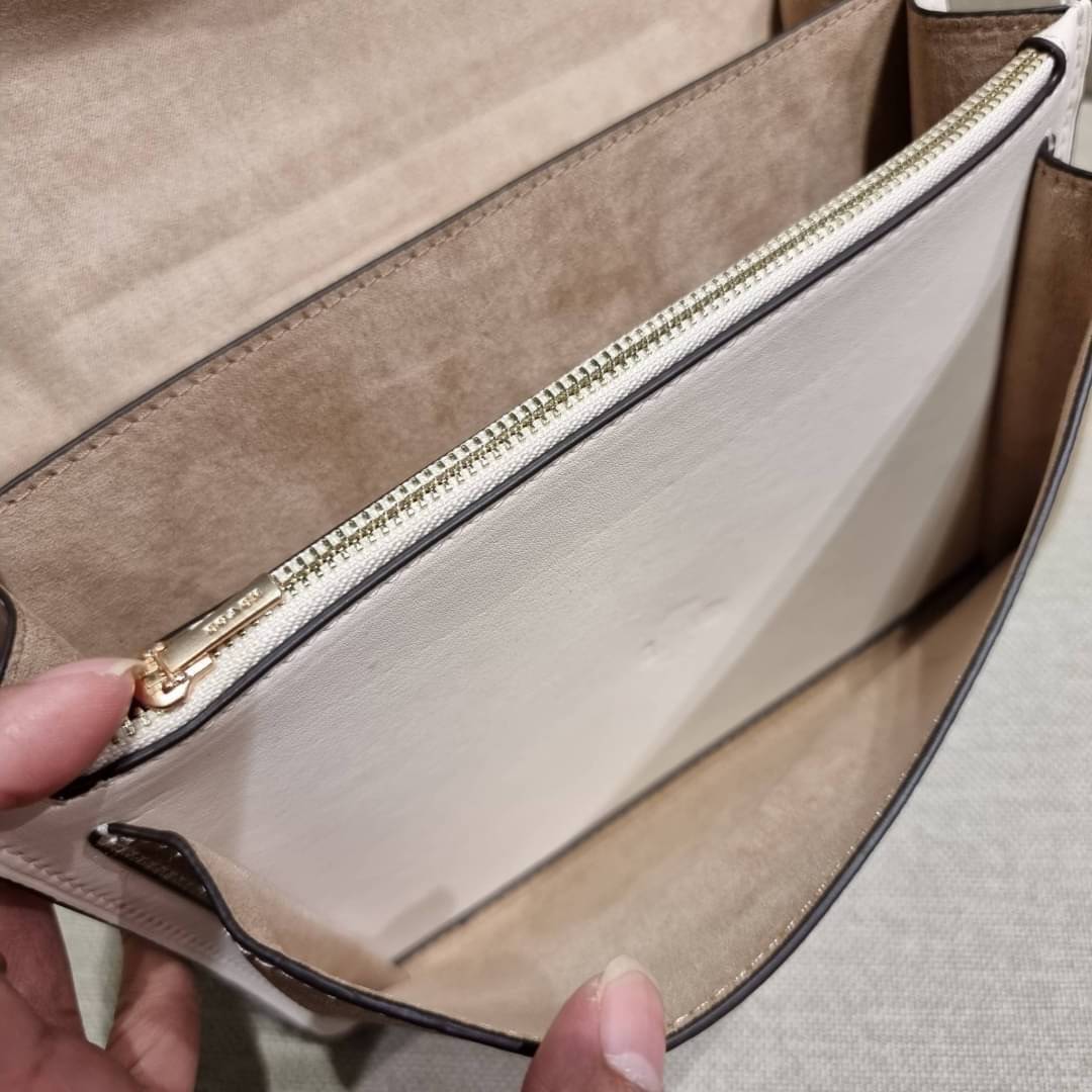 COACH C9230 KLARE CROSSBODY IN SIGNATURE CANVAS WITH FLORAL EMBROIDERY น้องใหม่คอลล่าสุด กับกระเป๋าสะพายข้าง โทนสีละมุนลูกคุณหนู ดีไซน์ปักดอกไม้เพิ่มลูกเล่น ให้ดูแพง วัสดุผนังแคนวาสสลับหนังแท้ สายสะพายโซ่สลับหนัง สะพายยังไงก็ขับผิว เปิด-ปิดด้วยกระดุมแม่เห