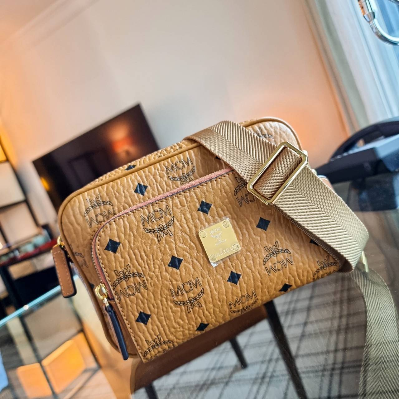 M.C.M KLASSIK CROSSBODY BAG สาวกเอ็มซีเอ็มต้องมีน้า!! หนุ่มๆเค้าสะพายกัน!! กระเป๋าสะพายข้างทรงครอสบอดี้ ที่ดาราใช้กันเพียบ!! รุ่นนี้หนุ่มๆสะพายหรือสาวๆก็สะพายได้น้า ขนาดกำลังดี วัสดุหนังแคนวาสคุณภาพดี มีช่องหลัก 2 ช่อง เปิด-ปิดด้วยซิป ด้านหลังมีช่องย่อยอี