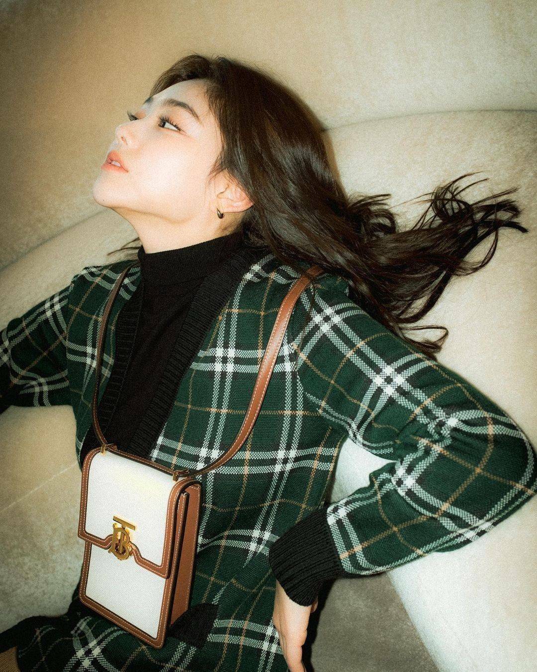 พรีเมี่ยมกิ๊ฟแท้ 100% 】BURBERRY FRAGRANCES CROSSBODY BAG VIP GIFT WITH PURCHASE (GWP) กระเป๋าสะพายพรีเมี่ยมกิ๊ฟ Limited Edition จากน้ำหอม BURBERRY วัสดุ Canvas Cotton & Leather ทรงเหลี่ยมแนวตั้งดีไซน์สวยหรูอยู่ทรงมีโลโก้แบรนด์ด้านหน้า