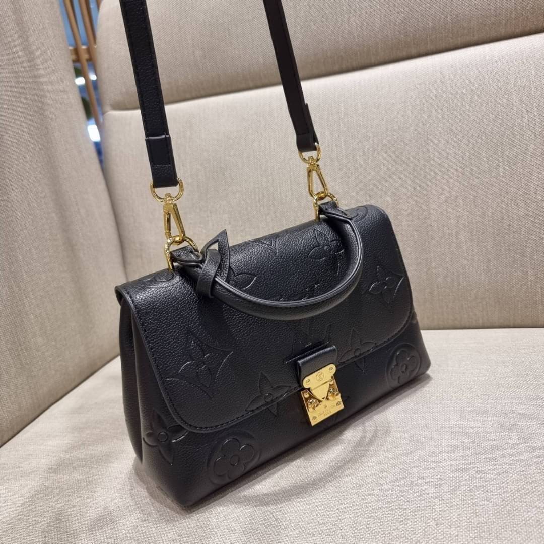 VIP 🥂 LV MADELEINE BAG ใหม่ล่าสุด อีกหนึ่งรุ่นคลาสสิคหายาก ที่สาวๆรอคอย กระเป๋าถือ/สะพายข้าง ดีไซน์เรียบง่าย แต่เต็มไปด้วยดีเทลความหรู วัสดุหนังวัวปั๊มลายเอกลักษณ์ เปิด‐ปิดด้วยอะไหล่กดล็อคสีทองหรู และมีพวงหนังห้อยพิเศษแถมมาให้ด้วย ภายในแบ่งสัดส่วน