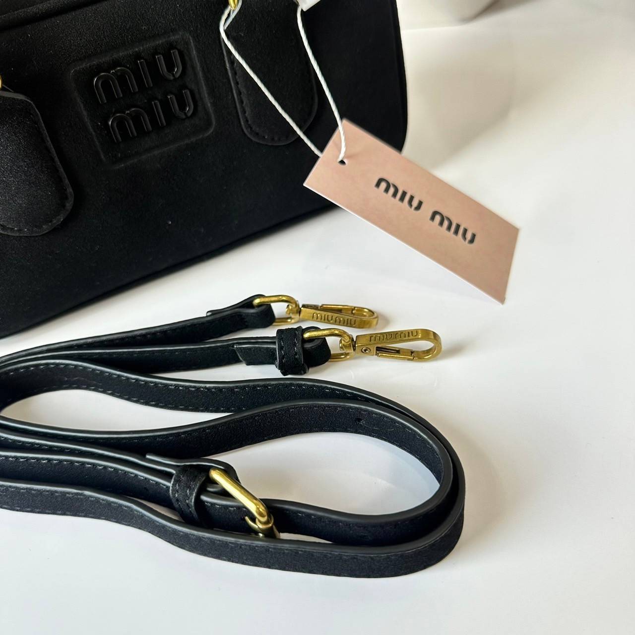 MIU MIU Arcadie padded suede top-handle bag กระเป๋าถือ/สะพาย คอลใหม่ล่าสุด รุ่นฮอทดีไซน์เหลี่ยม งานกำมะหยี่หนังกลับสวยละมุน น่ารักน่าใช้มากค่ะ