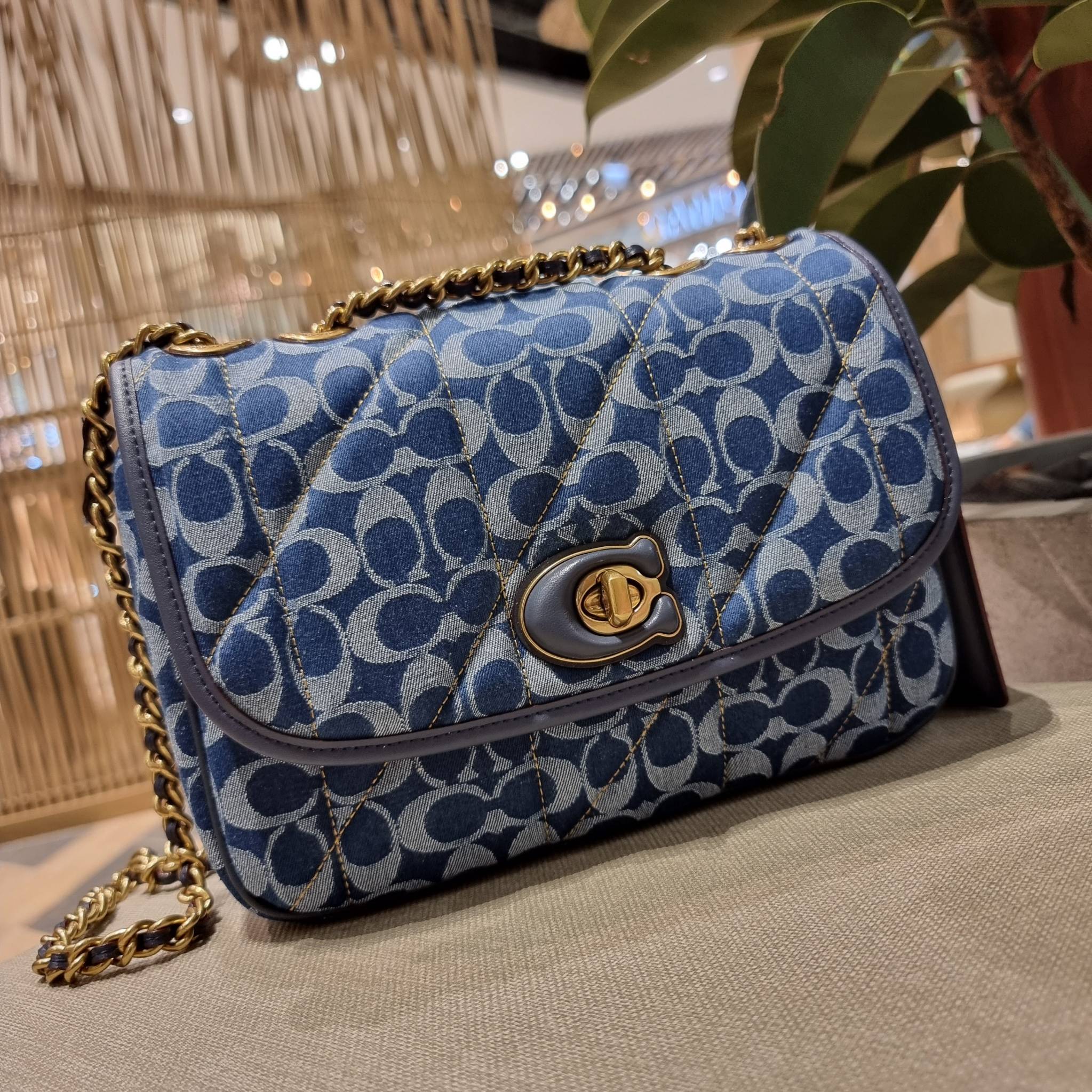 COACH CA104 PILLOW MADISON SHOULDER BAG IN SIGNATURE DENIM WITH QUILTING หรูหราที่หนึ่งต้องยกให้เลย กับไอเท็มนี้ กระเป๋าสะพายดีไซน์สุดล้ำ เดินเส้นสวยคม วัสดุผ้าเดนิม สวยเฉียบ ดูแพง เปิด-ปิดด้วยตัวบิดล็อค ใช้งานสะดวก ด้านหลังมีช่องเก็บของจุกจิกได้ ภายในแบ่