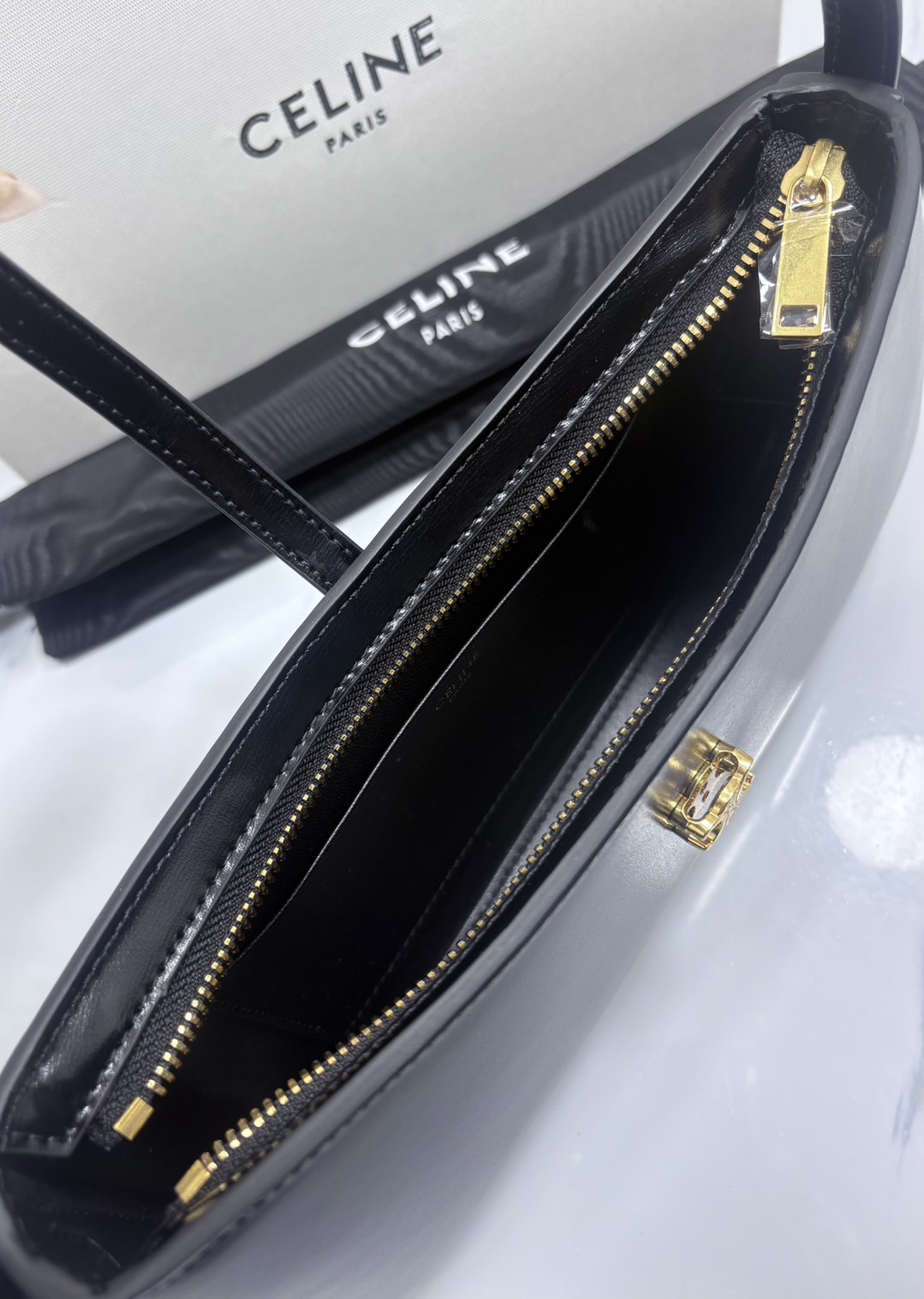 ORI หนังแท้ | CELINE TINA SHOULDER BAG IN Triomphe canvas กระเป๋าสะพายไหล่ทรงพอช ดีไซน์ใหม่ก่อนใคร เรียบง่ายหรูหราลงตัว สไตล์วินเทจลัคชูดูแพงสุดๆ ใช้งานได้หลากหลายโอกาส ขนาดกำลังดีพาพาสะดวก