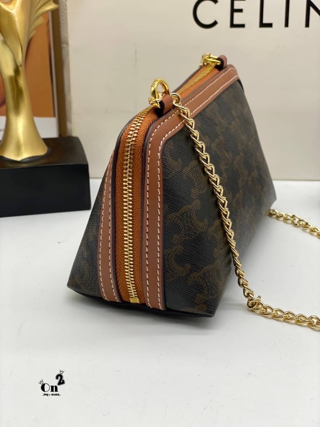 CELINE POUCH 16cm / CELINE TRIOMPHE Triumphal Arch Canvas / CELINE CLUTCH WITH CHAIN ภาพถ่ายจากสินค้าจริง พร้อมส่งที่ไทย ใช้งานต่างประเทศได้ กระเป๋าคลัทช์ดีไซน์เรียบหรูออกแบบมาได้อย่างลงตัว