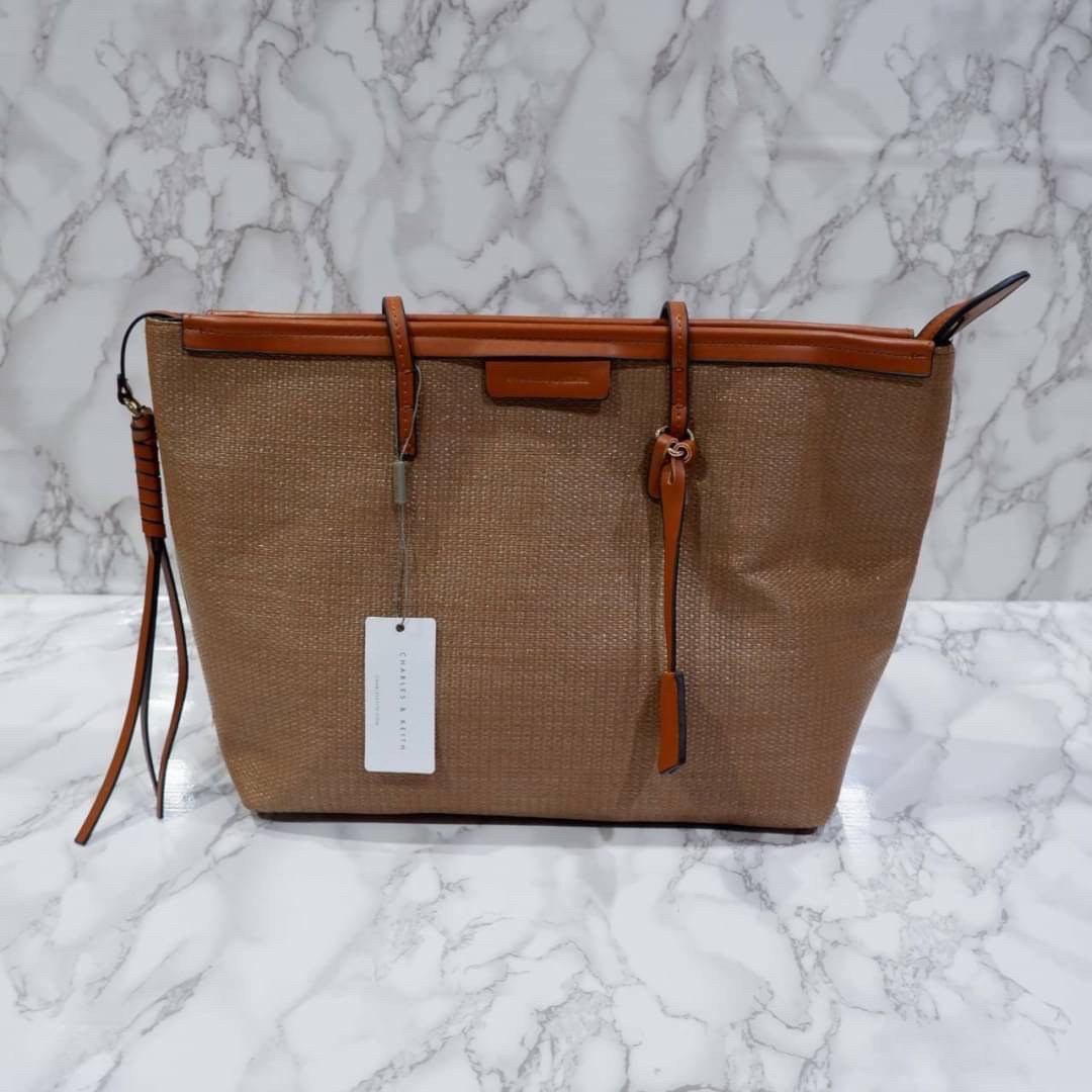 Charles & Keith Textured Tote Bag Original กระเป๋าสาน ทรงช้อปปิ้ง รุ่นนี้จัดว่าสวยหรู ด้านในกว้างมาก