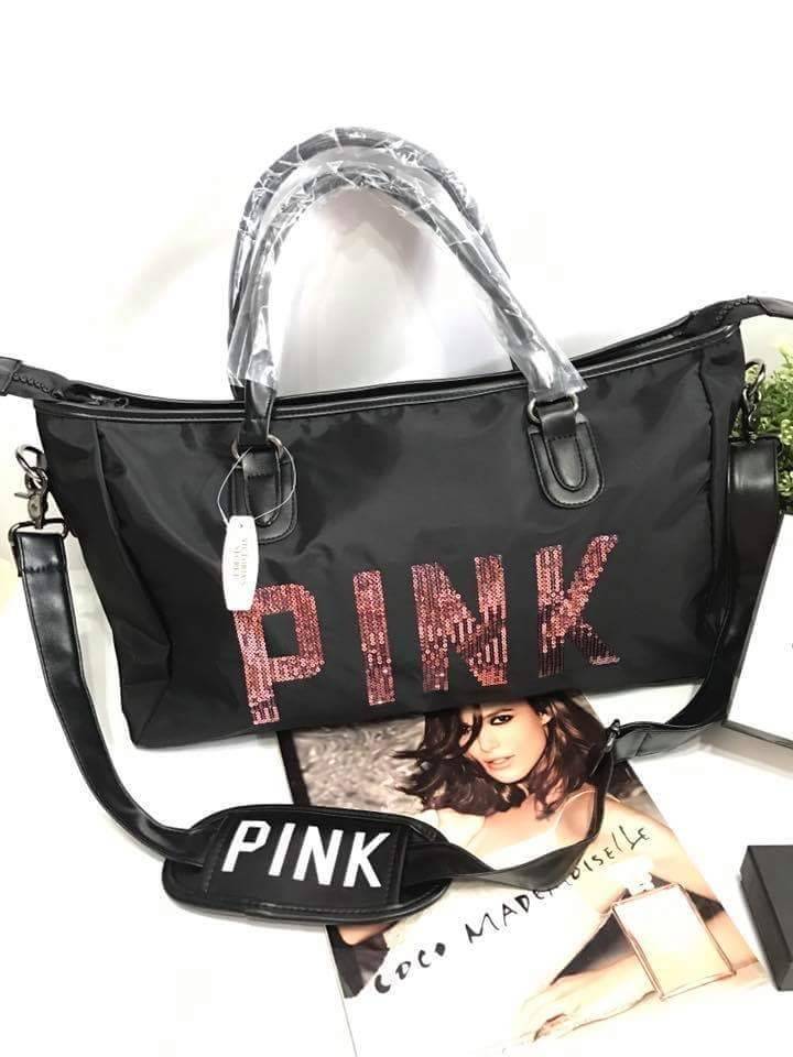 กระเป๋า Victoria's Secret PINK Travel Bag กระเป๋าเดินทาง VICTORIA'S SECRET ใบขนาดใหญ่ แข็งแรงใส่ของได้เยอะ หนังดีสีดำ โลโก้ปักเลื้อม PINK สีชมพู กระเป๋าเดินทางขนาดใหญ่ กระเป๋า Victoria's Secret PINK Travel Bag ตกแต่งเลื่อมประกาย สวยแวววาว ม