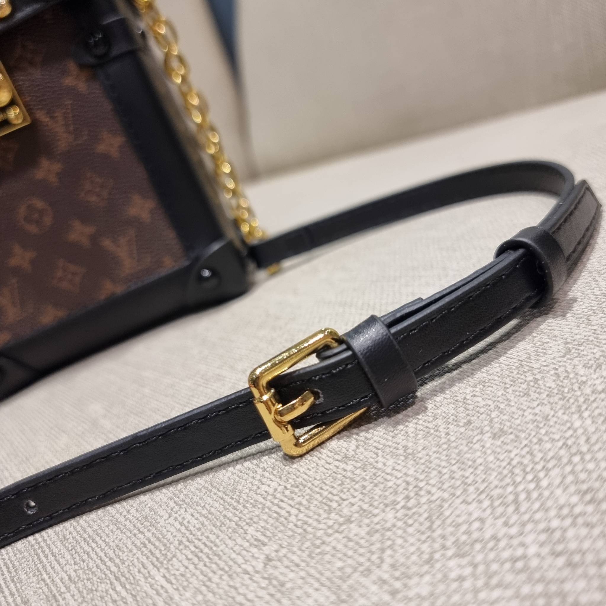 VIP 🥂 LV VERTICAL TRUNK POCHETTE ฮิตไอเท็มที่ใครๆก็อยากครอบครอง กระเป๋าทรงทรังค์ ยูนิเซ็กส์ที่ใช้ได้ทั้งชายและหญิง ด้วยดีไซน์คลาสสิคแฝงดีเทลความเป็นผู้ดี ทำให้ใบนี้ดูโดดเด่นและเป็นเอกลักษณ์ วัสดุหนังแคนวาสสลับหนังแท้ เปิด-ปิดด้วยอะไหล่แบบกดล็อค แน