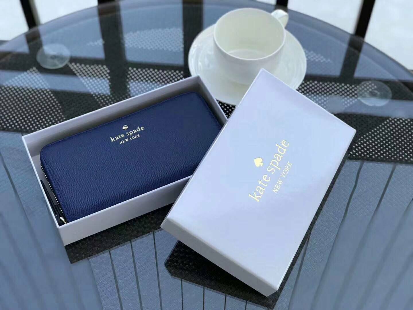 KATE SPADE LONG WALLET กระเป๋าสตางค์ใบยาวรุ่นใหม่ล่าสุดหนัง Saffiano สไตล์ PRADA สวยน่าใช้ ภายในมีช่องซิป1ช่อง และช่องใส่บัตรหลายช่อง ใส่เหรียญ บัตรได้เยอะ ตัวจริงสวยน่าใช้มากค่ะ