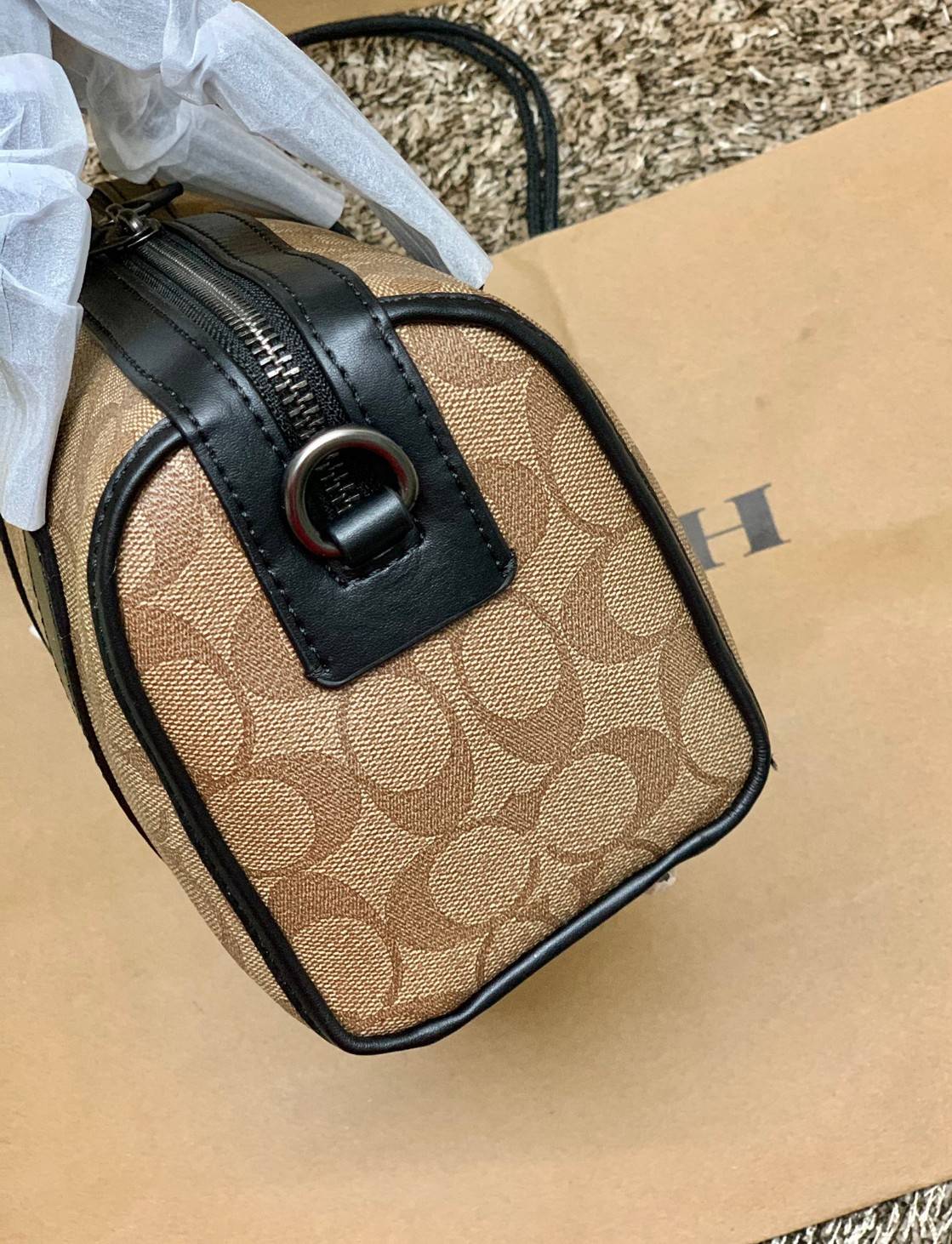 COACH GOTHAM DUFFLE 24 IN SIGNATURE CANVAS CA186 พร้อมส่ง กระเป๋าทรงหมอนรุ่นใหม่บ่าสุดปี 2022 รุ่นนี้สามารถใช้ได้ทั้งชาย//หญิง หนังแท้อย่างดี นิ่มทรงสวย มากๆค่ะ เปิด-ปิดกระเป๋าแบบซิปคู่ด้านบนมีกระดุมรวบหูหิ้วให้ด้วยนะคะ ภายในกระเป๋าสามารถใส่สัมภาระที่จำเป