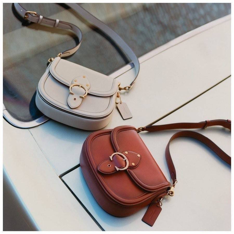 COACH C0749 BEAT SADDLE BAG The best item! ที่สาวๆรอคอย! ฮอตไฟลุก! สีหายาก ละมุนคุณหนู คอลเลคชั่นใหม่ ดีไซน์หรูหรา พิเศษมากๆมาพร้อมสายสะพาย 2 เส้น ใช้คู่กันหรือแยกสะพายก็สวยครบสูตร กระเป๋าสะพายทรง saddle คลาสสิค วัสดุหนัง glove-tanned ทนทาน เปิด-ปิดด้วยกร
