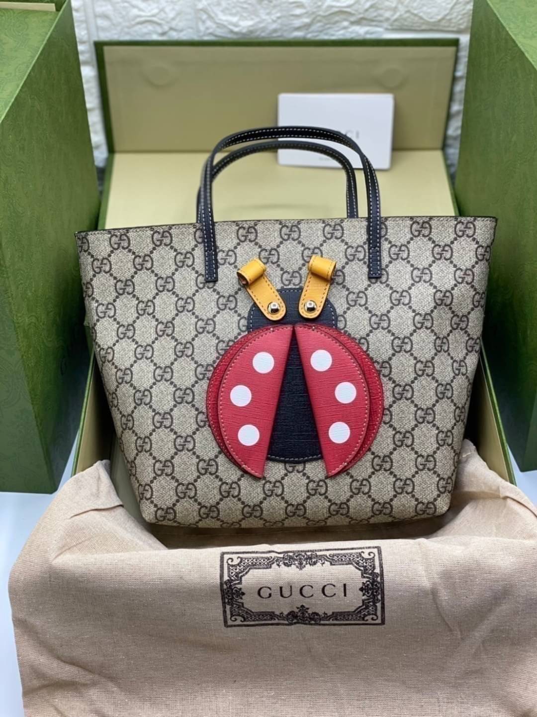 (รวมแบบ) หนังแท้ GUCCI Animal-Friendly Gucci Kid GG Supreme Tote Bag ลายใหม่น่ารักมากเลยค่าา งานหนังแท้ทรงตั้งสวย ขนาดกะทัดรัด จุของได้เยอะ ใช้ได้ทั้งเด็กและผู้ใหญ่ น่ารักมากค่ะ