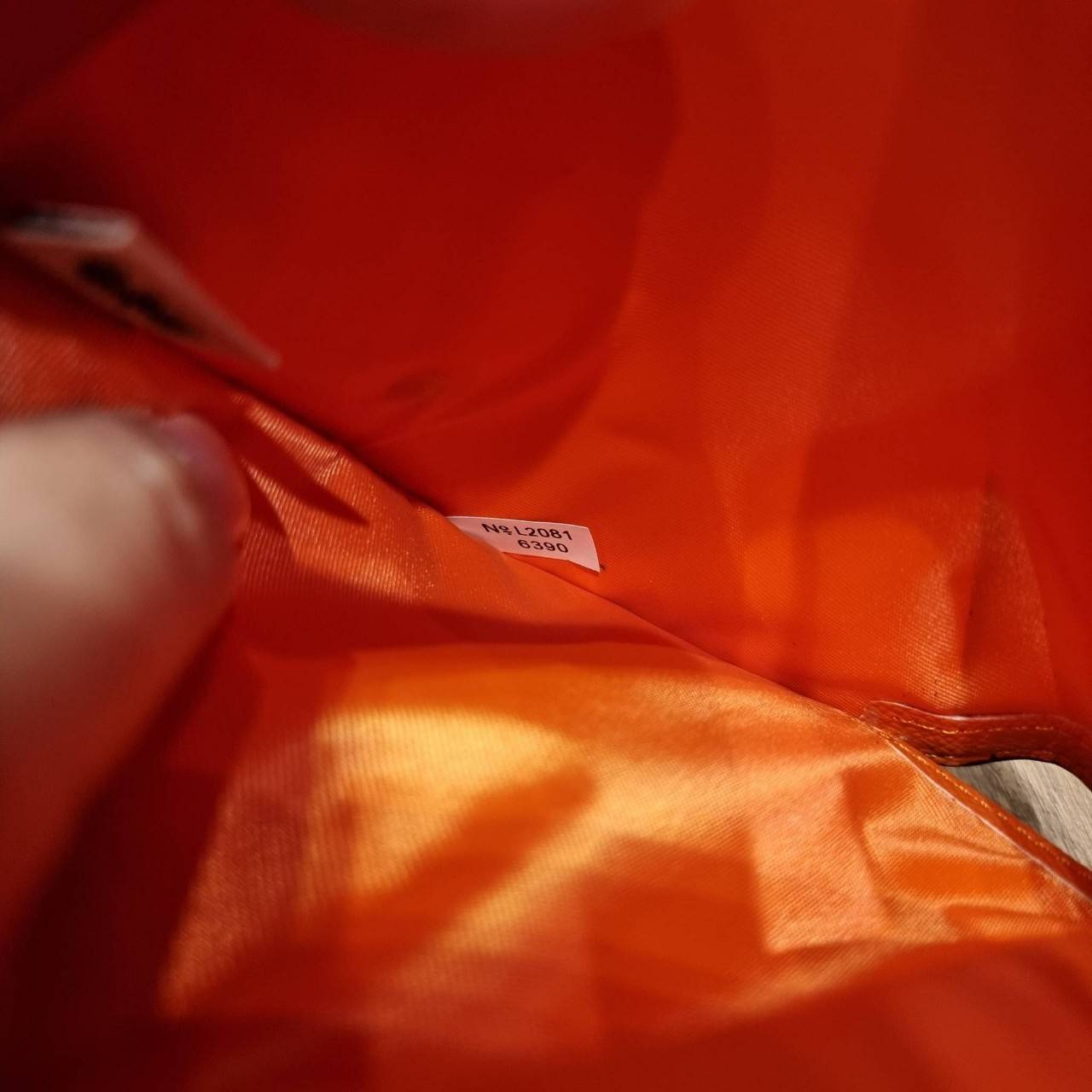 COACH 6390 MEDIUM CORNER ZIP WALLET เดอะเบสท์รุ่นที่สาวๆตามหา!! ดีไซน์ใหม่ สวยสะกด!! กระเป๋าสตางค์ใบกลาง สีคลาสสิค เรียบแต่แฝงความหรู บอกเลยว่ามันละมุนมาก!! ด้วยวัสดุหนัง crossgrain ที่ดูแลรักษาง่าย และยังดูผู้ดี ถือใช้แล้วขับผิวทุกสี ภายในมีช่องใส่บัตรแล